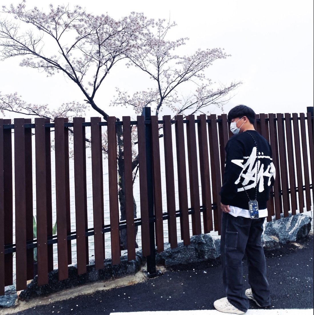 Stussy Stock Sweater Black, Casetify x Ader Error Sticker Sling iPhone Case 착용 스타일