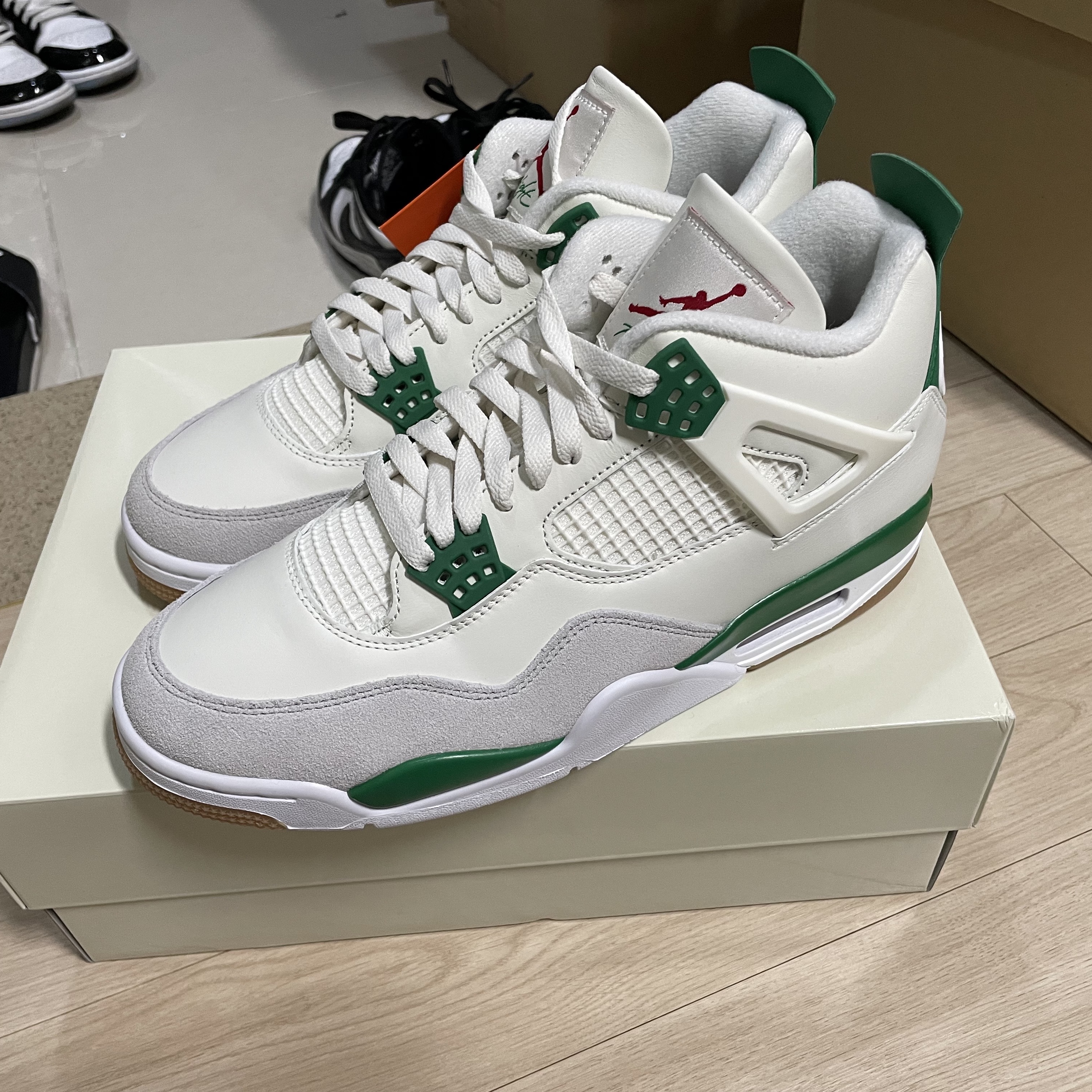 Jordan 4 x Nike SB Retro SP Pine Green 착용 스타일 - 1