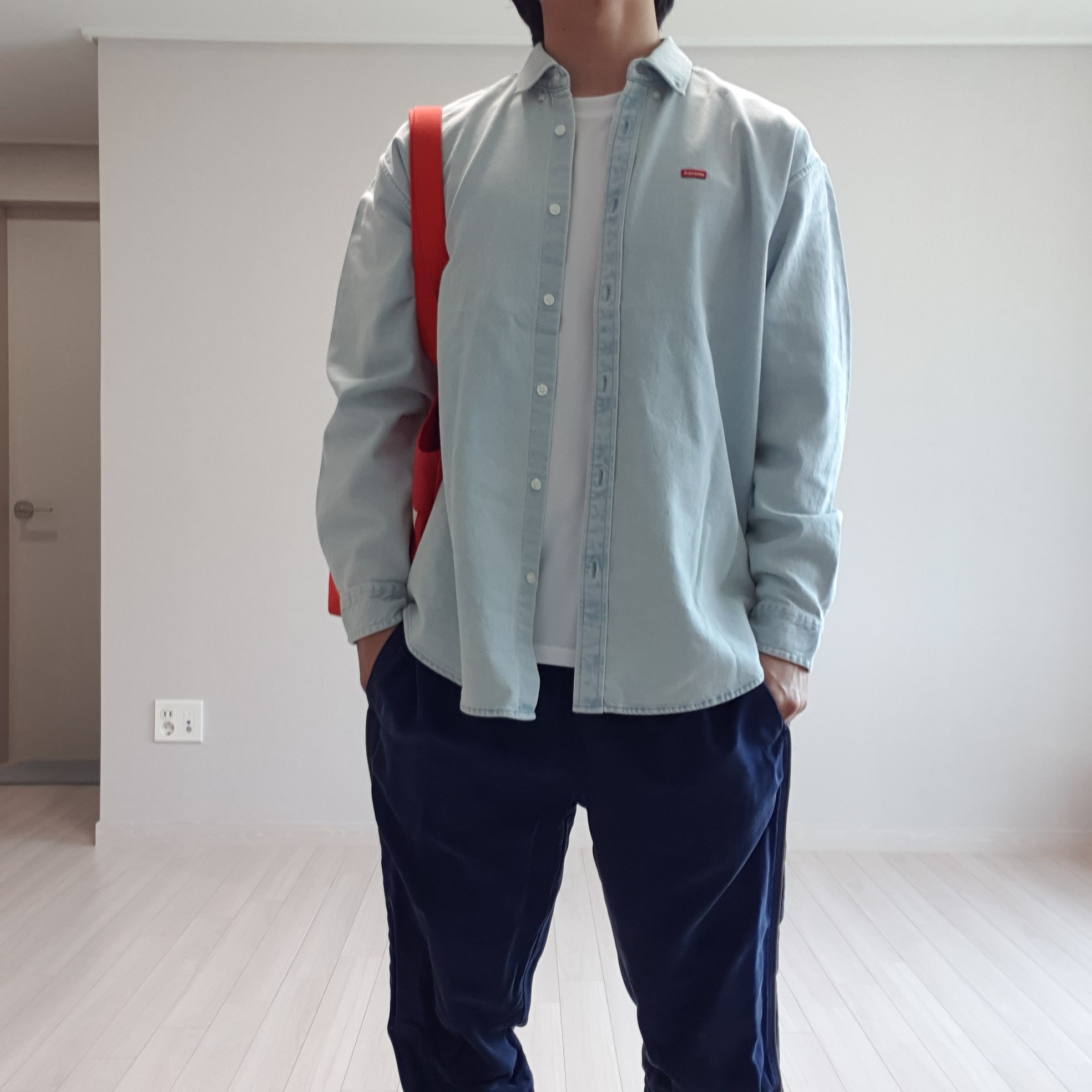 Supreme Small Box Shirt Denim - 23SS, Supreme Raffia Tote Red - 20SS 착용 스타일 - 1