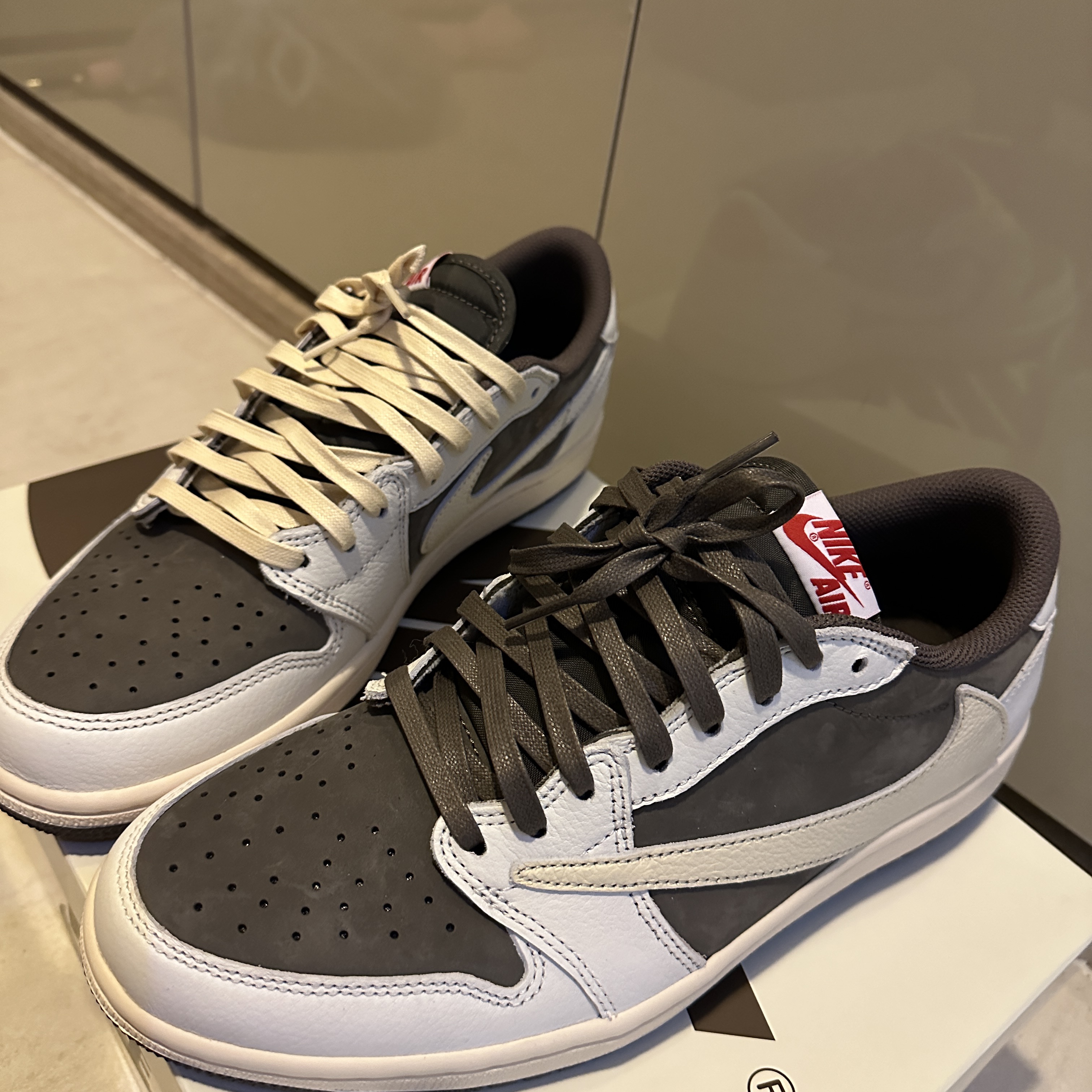 Jordan 1 x Travis Scott Retro Low OG SP Sail and Ridgerock 착용 스타일
