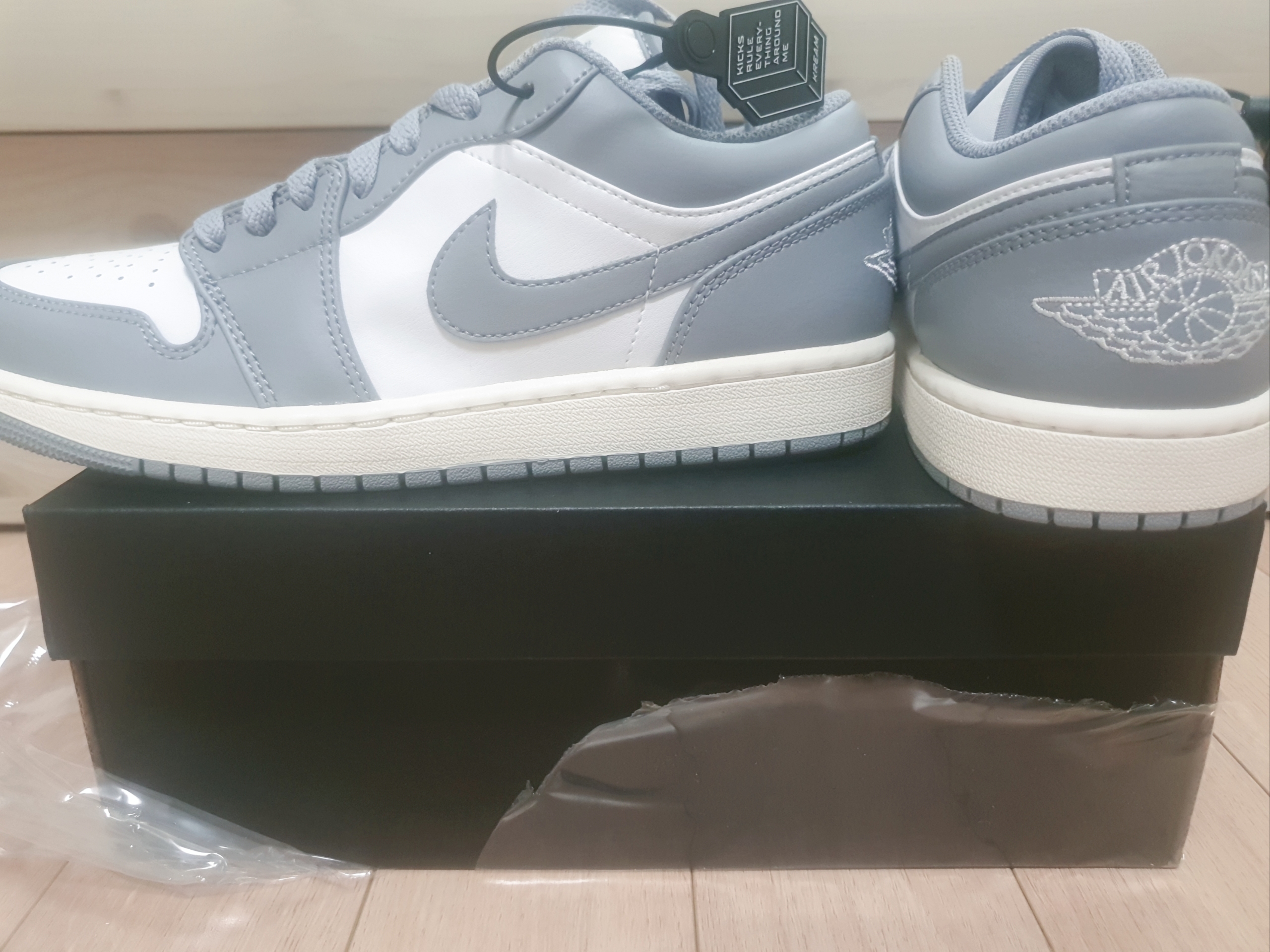 Jordan 1 Low Stealth and White 착용 스타일