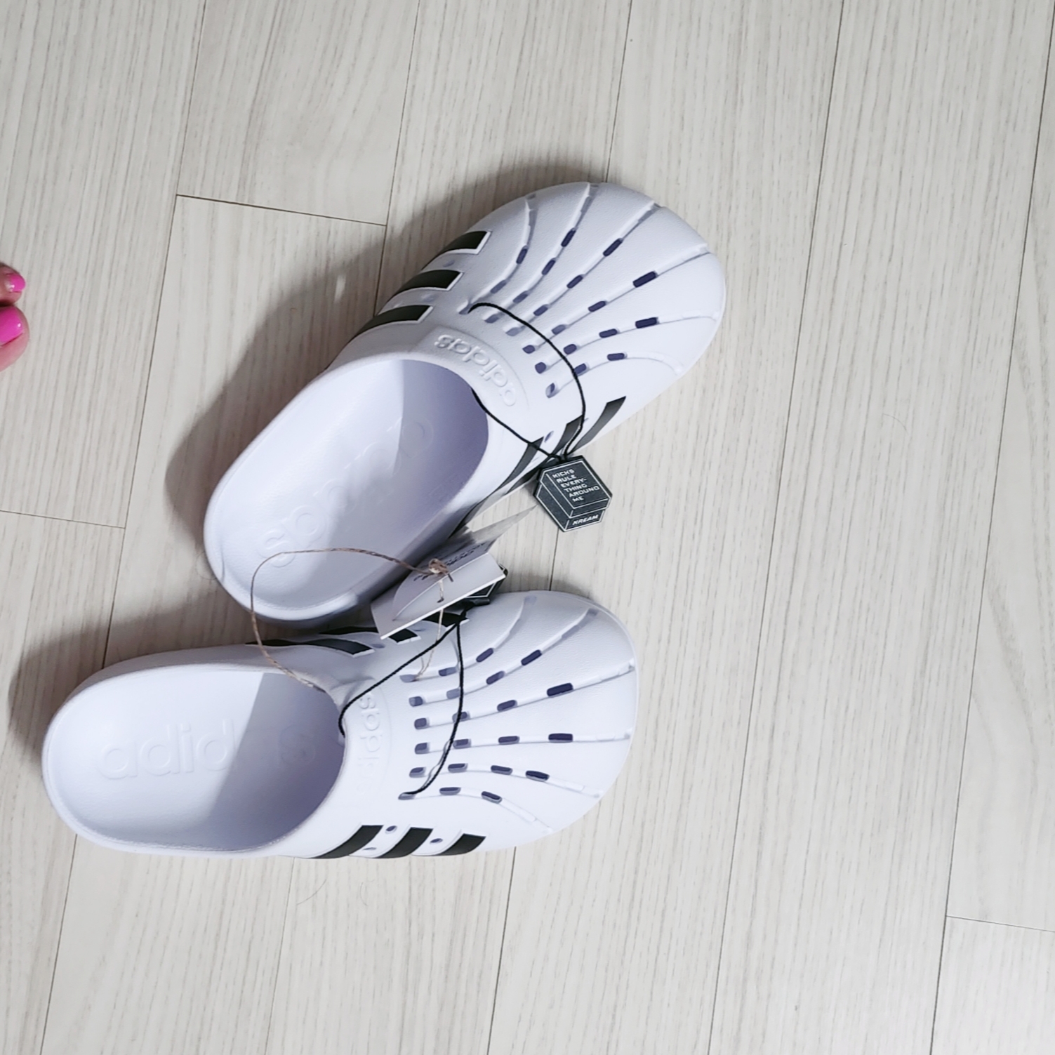Adidas Adilette Clog White Black 착용 스타일