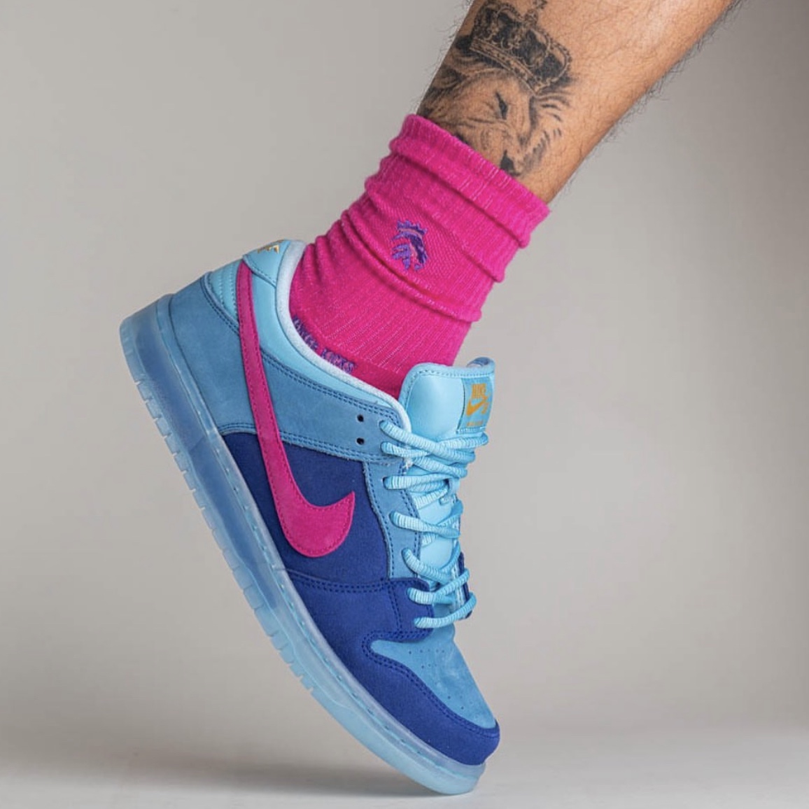 Nike x Run The Jewels SB Dunk Low Deep Royal Blue and Active Pink 착용 스타일 - 2