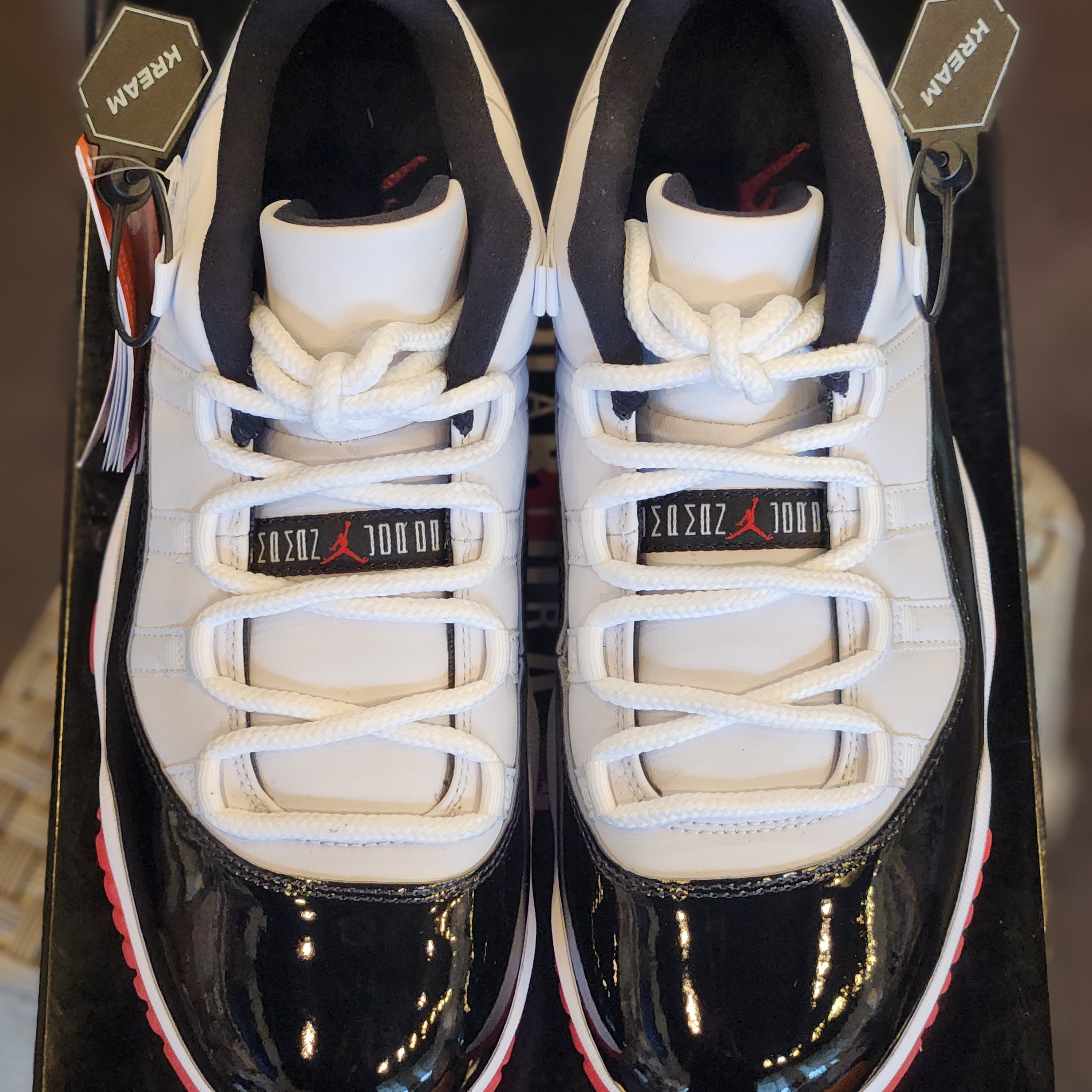 Jordan 11 Retro Low Concord Bred 착용 스타일 - 2
