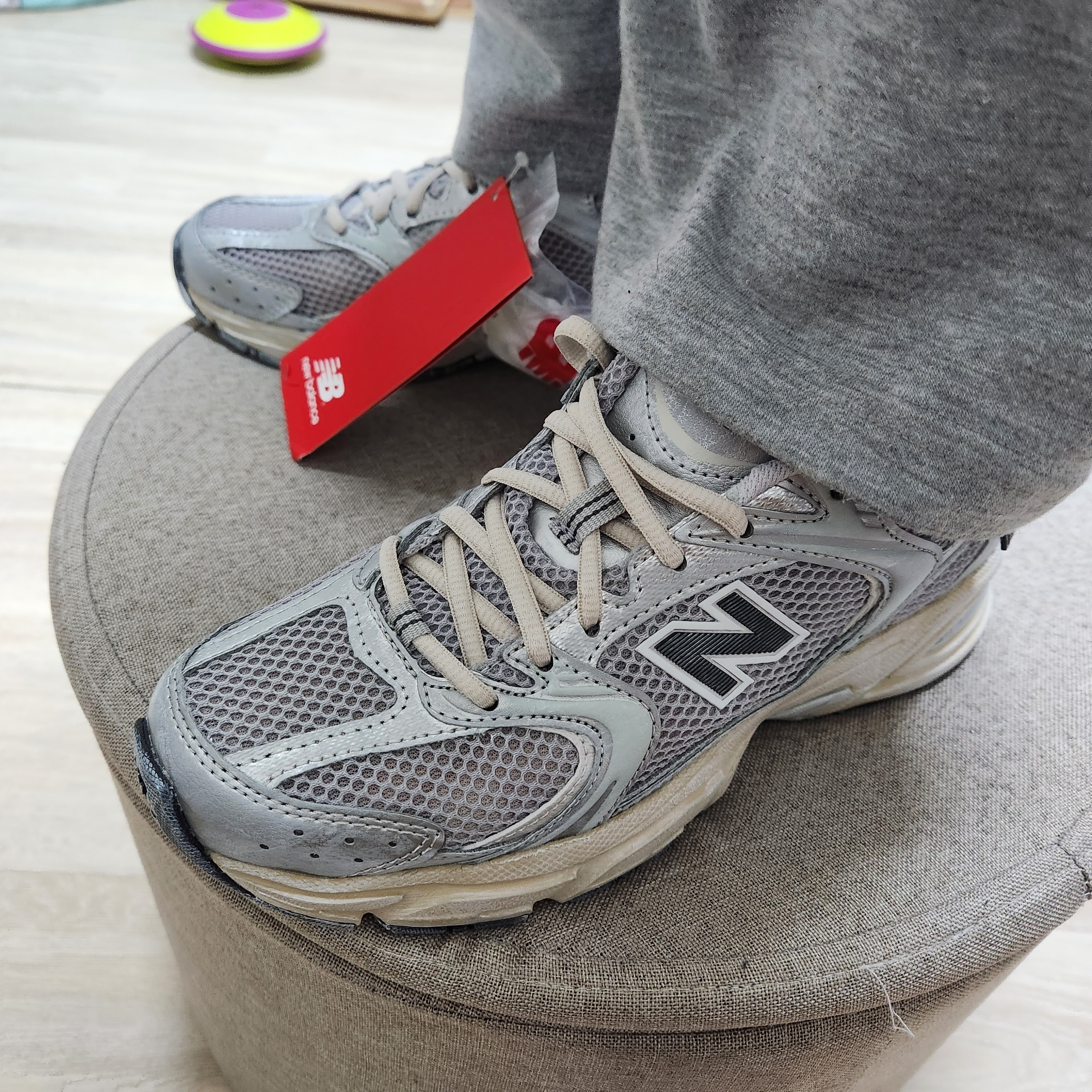 New Balance 530 Vintage Metallic Silver 착용 스타일