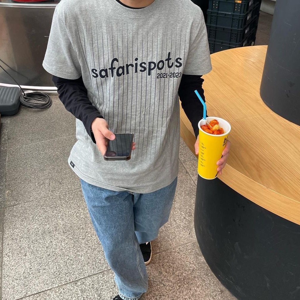 Safarispot Safarispots Magazine Tee Gray 착용 스타일 - 3