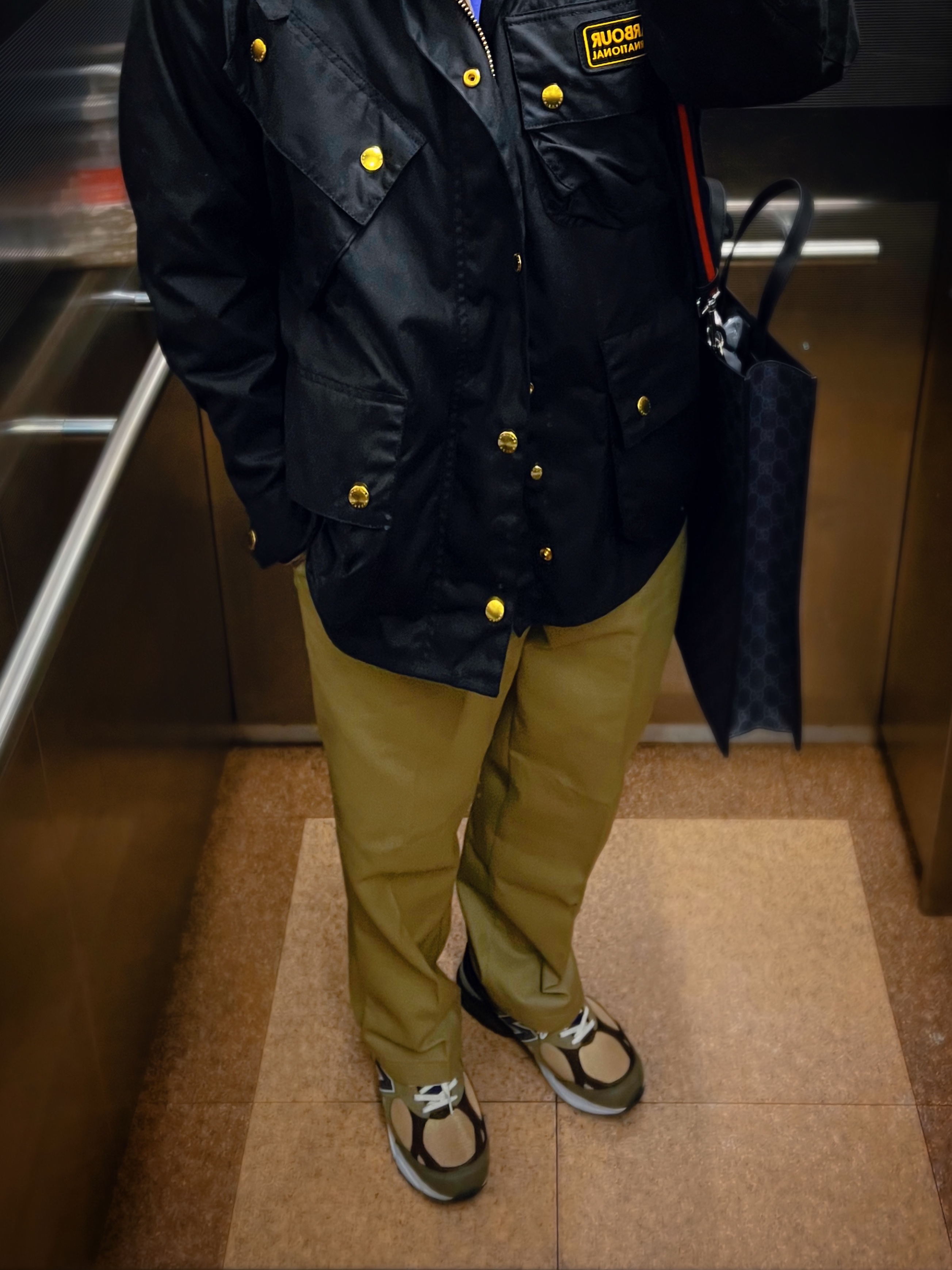 New Balance 990v3 Made in USA Tan Orange, Barbour International Original Wax Jacket Black 착용 스타일 - 1