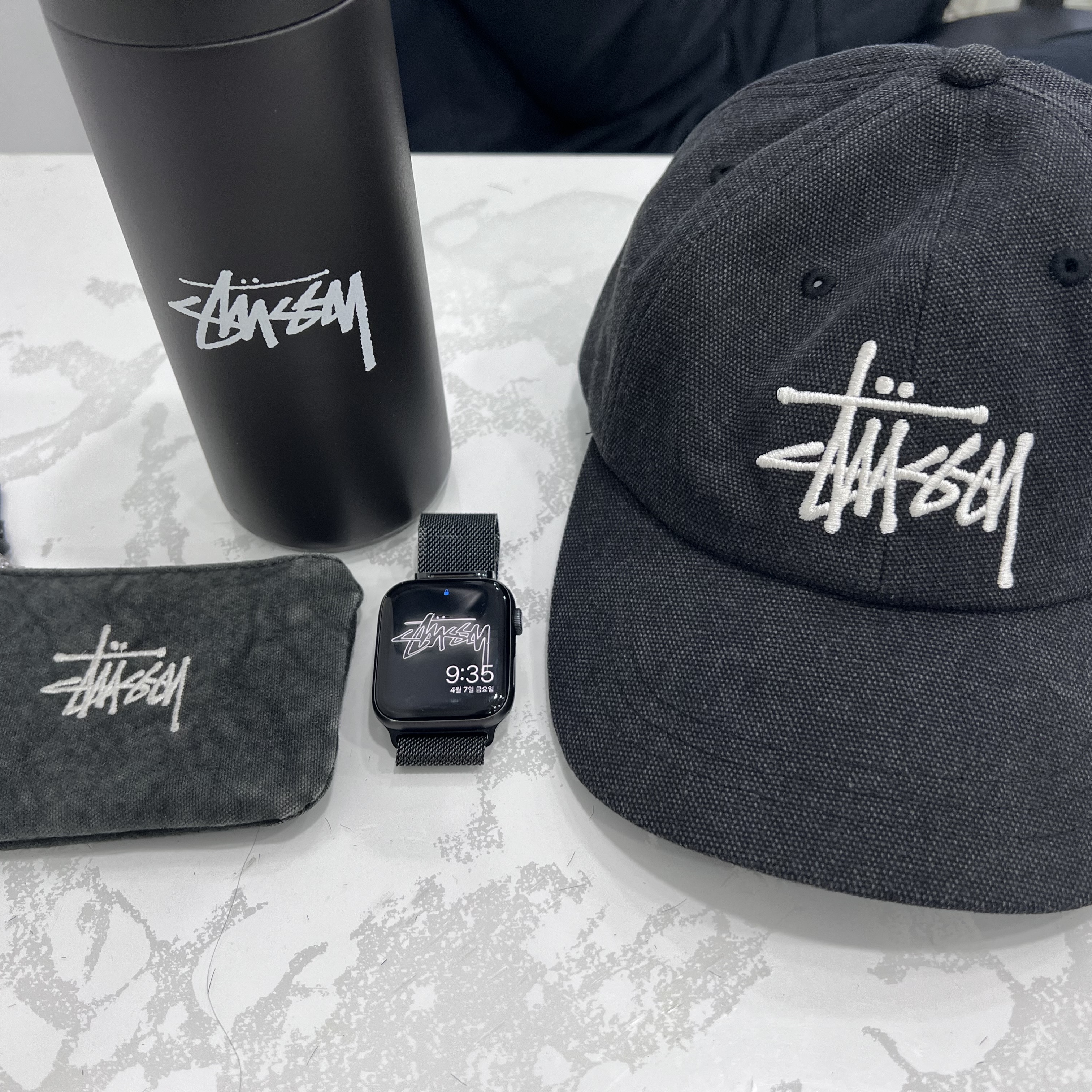 Stussy Canvas Big Basic Low Pro Cap Black, Stussy x Kinto Travel Tumbler Black 착용 스타일