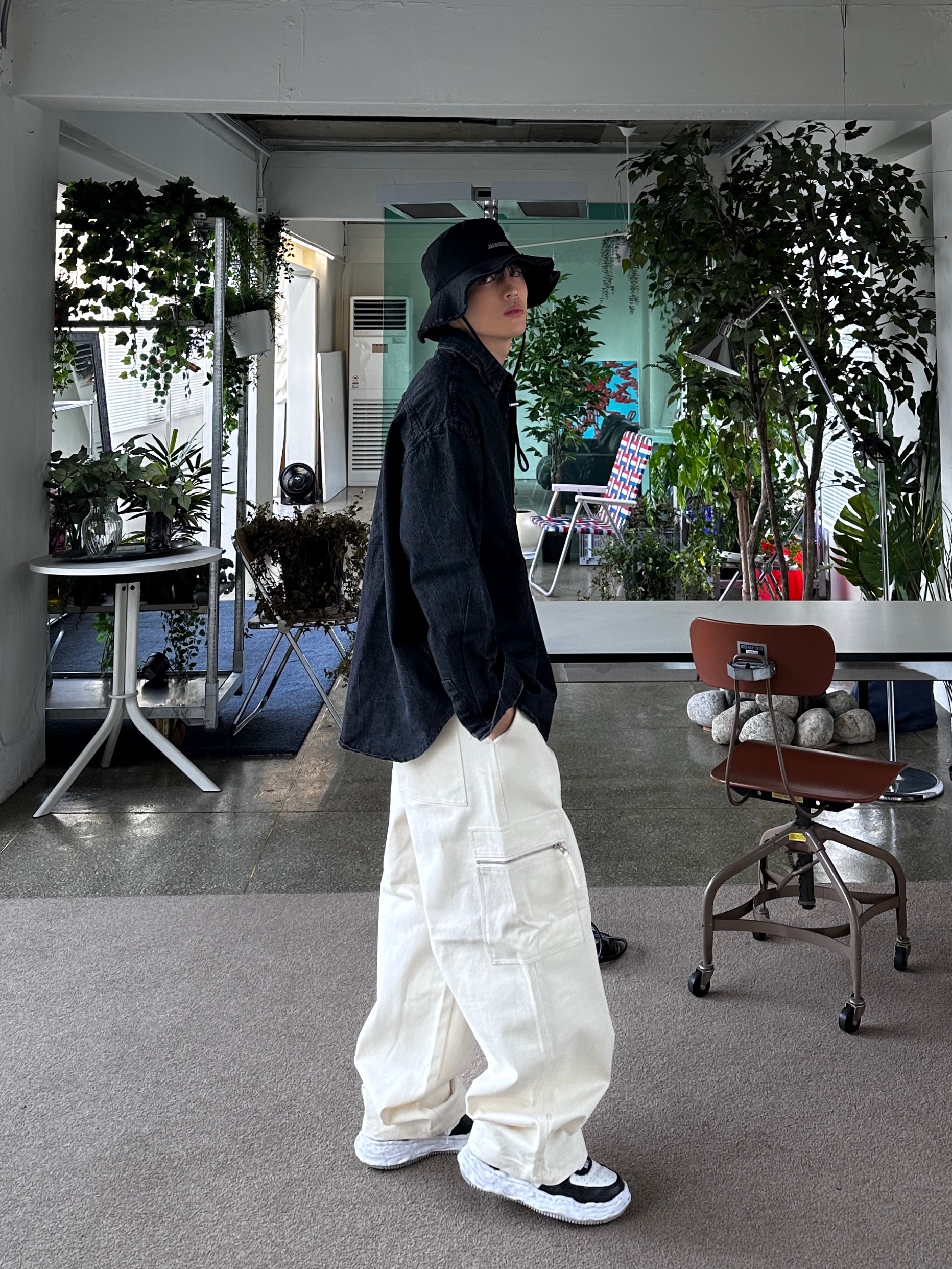 Jacquemus Le Bob Artichaut Bucket Hat Black, Maison Mihara Yasuhiro Wayne OG Sole Leather Low-top Sneakers Black White 착용 스타일 - 2