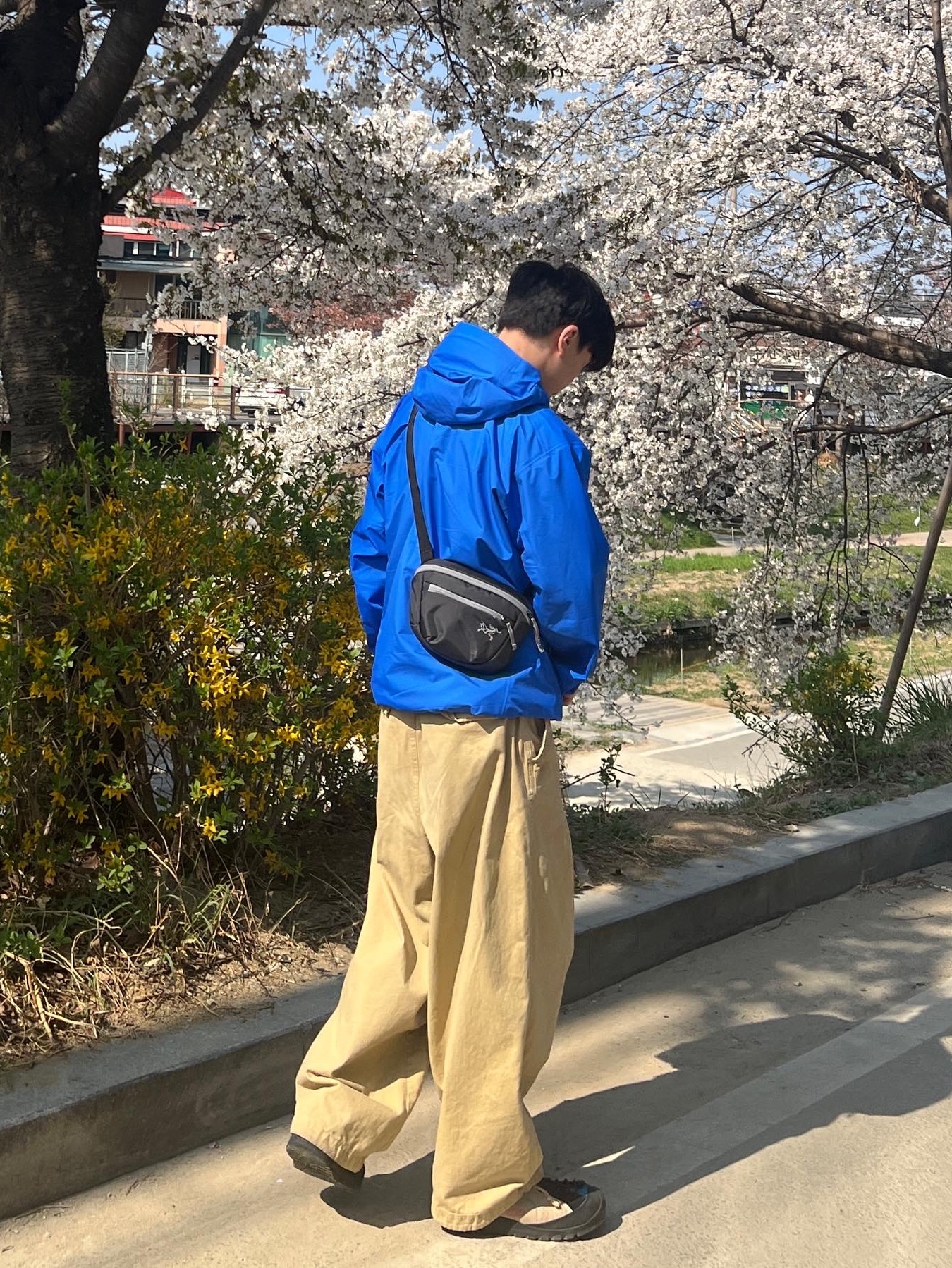 Arc'teryx Beta Jacket Fluidity, Keen Jasper Rocks SP Sneakers Beige 착용 스타일 - 2