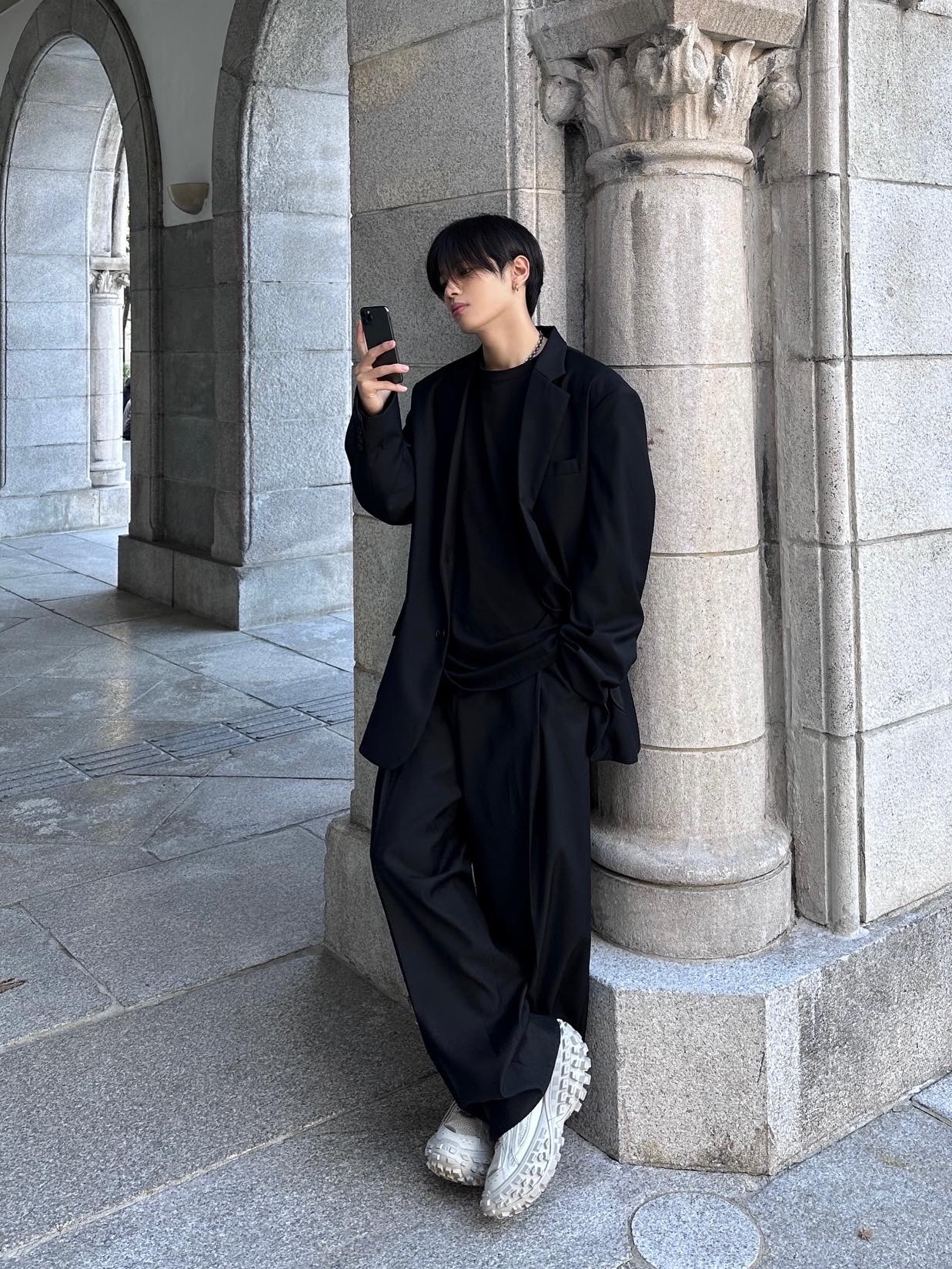 Balenciaga Defender Sneakers Beige, COS Quilted Oversized Shoulder Bag Black 착용 스타일 - 1