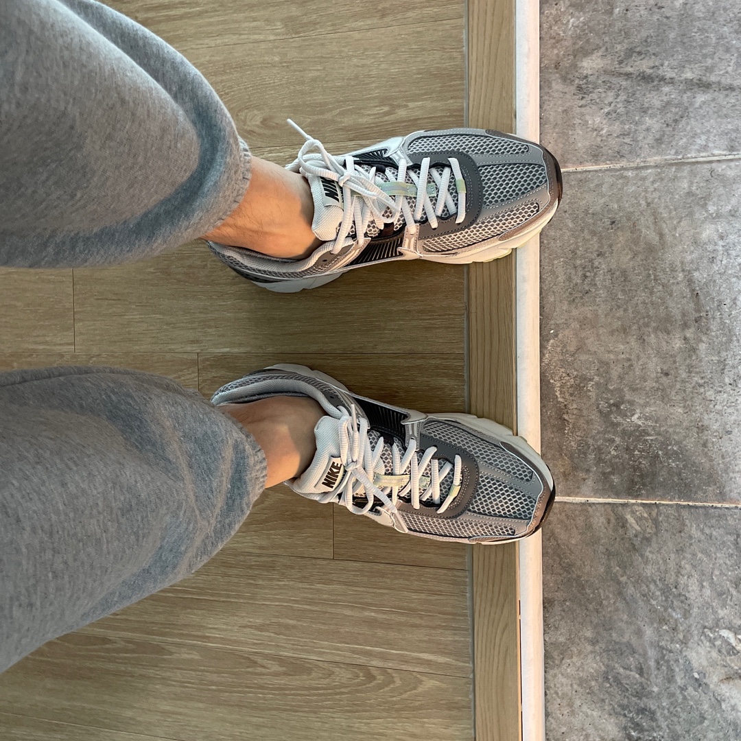 (W) Nike Zoom Vomero 5 Cobblestone and Flat Pewter 착용 스타일
