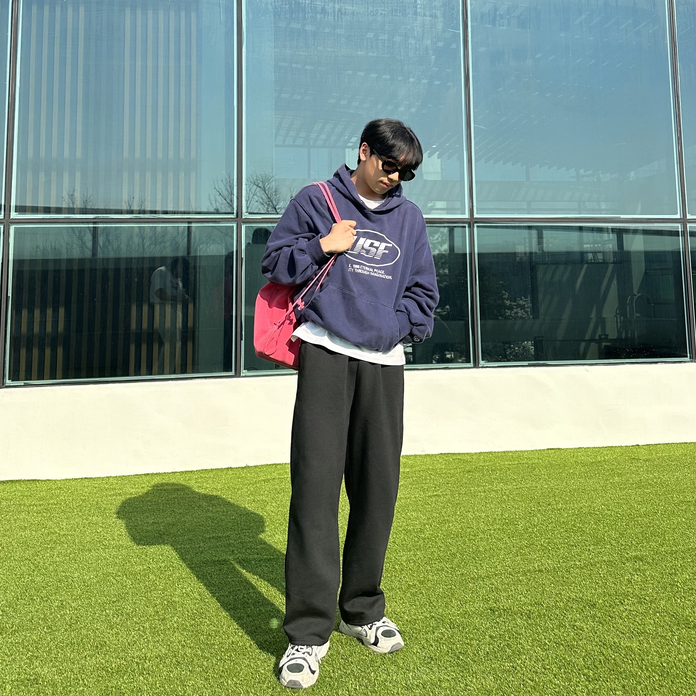 IAB Studio Pigment Hoodie & Sack Coral 착용 스타일 - 2