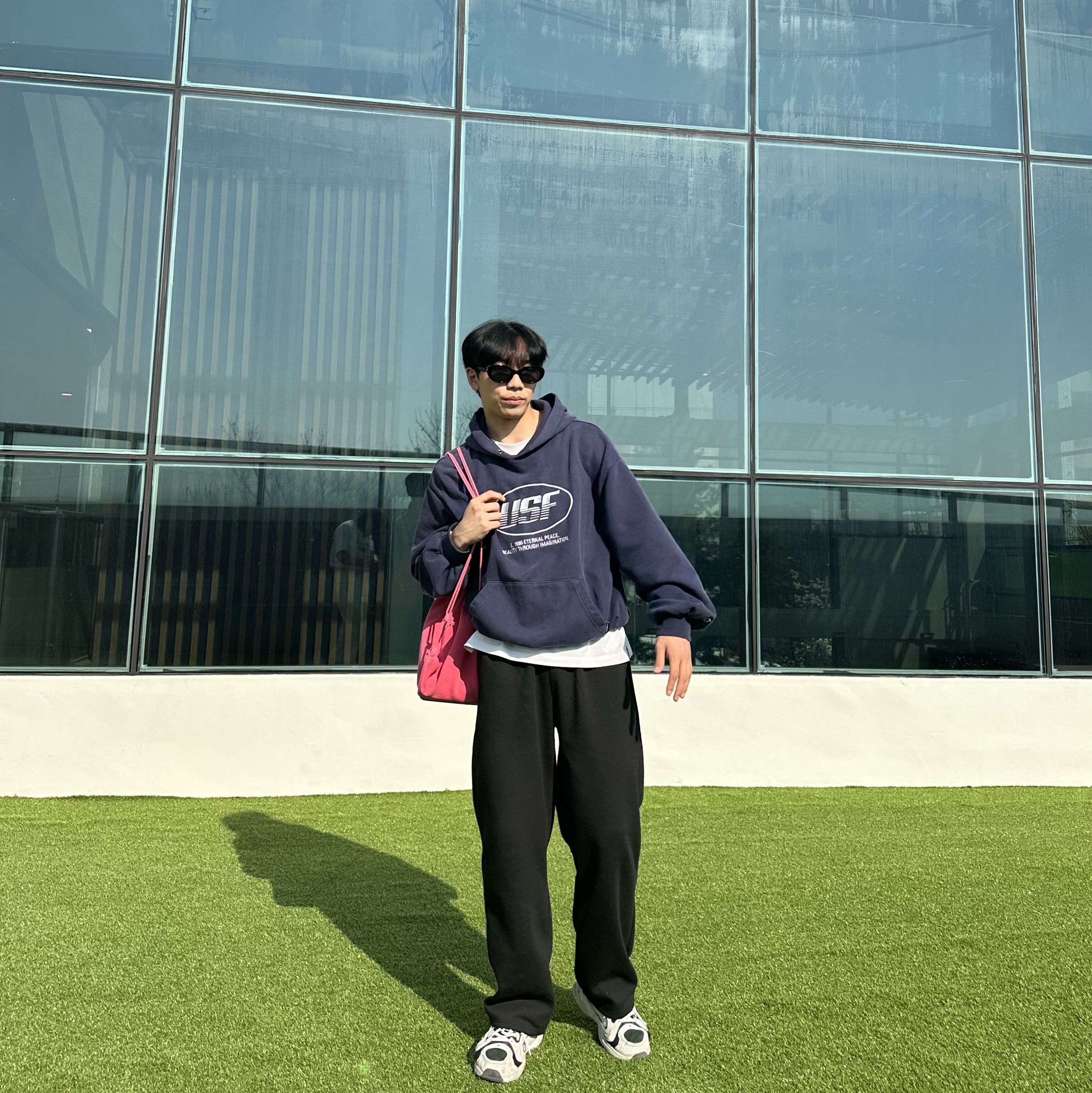 IAB Studio Pigment Hoodie & Sack Coral 착용 스타일 - 1