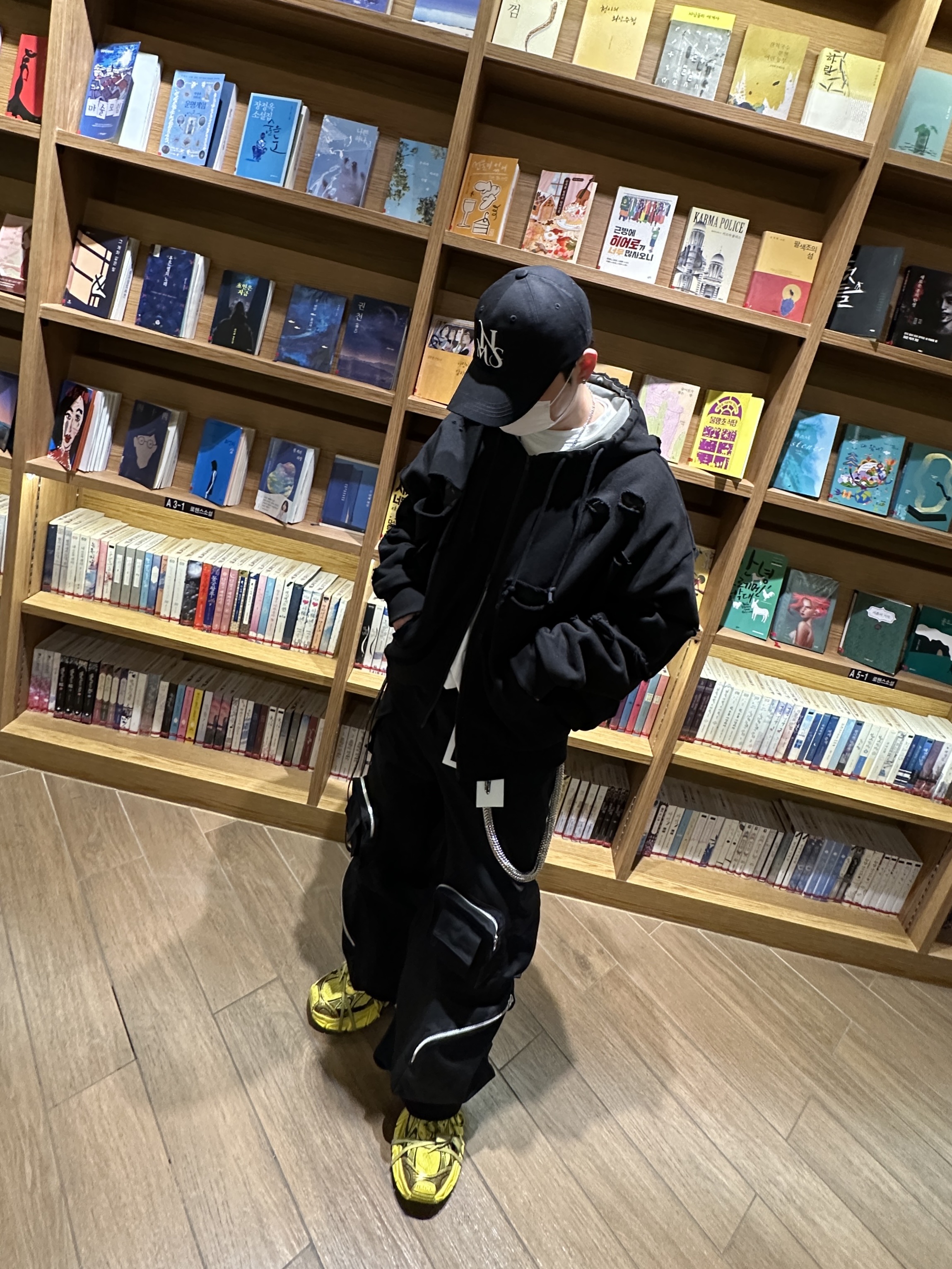 Balenciaga 3XL Sneakers Yellow Black, Nonnod Mechanic Cargo Pants Black 착용 스타일 - 4