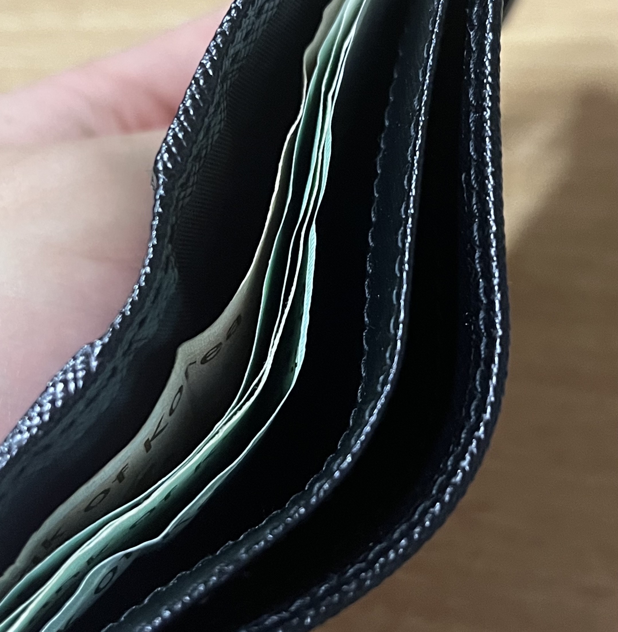 Prada Saffiano Leather Wallet Black 착용 스타일 - 3