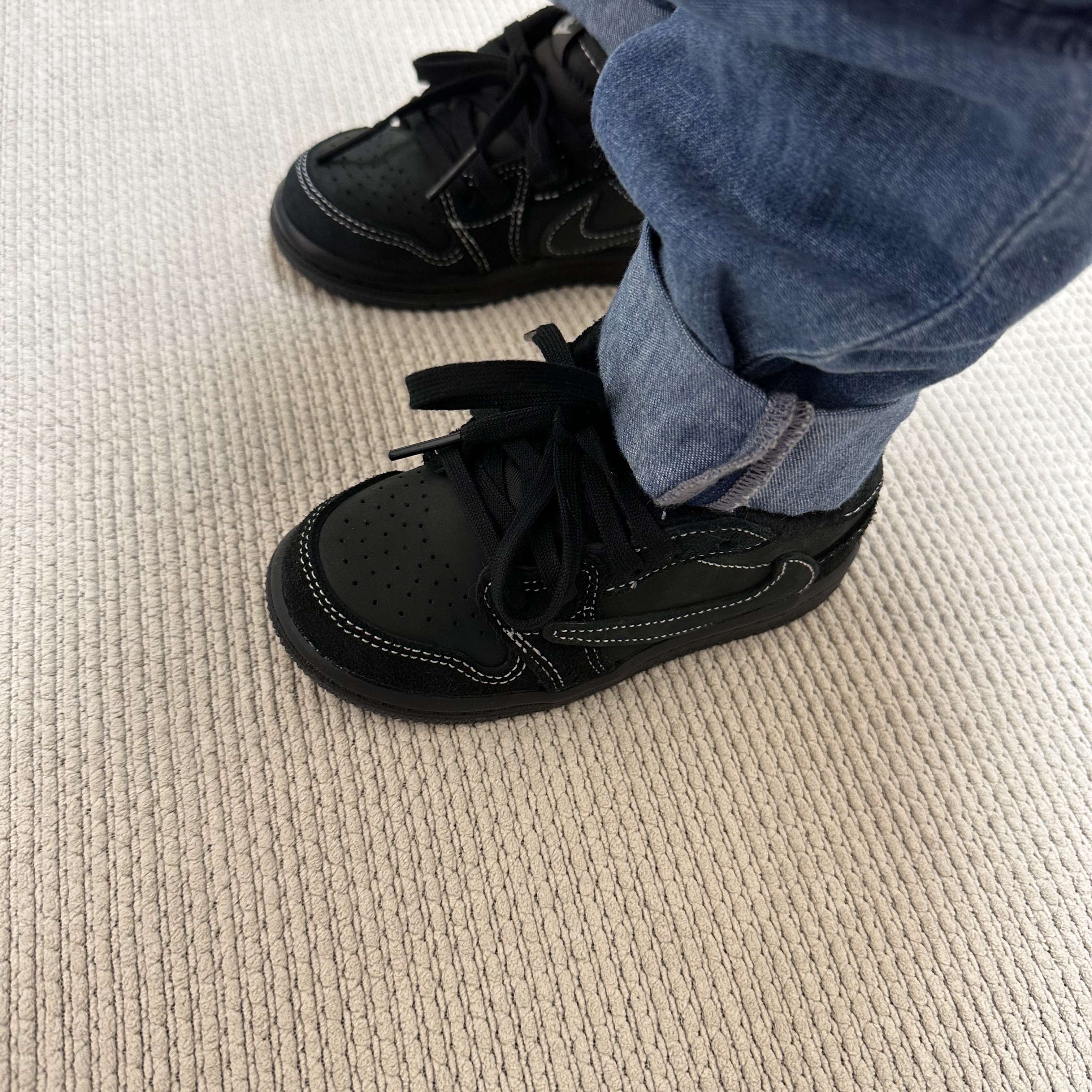 (TD) Jordan 1 x Travis Scott Retro Low OG SP Black Phantom 착용 스타일 - 1