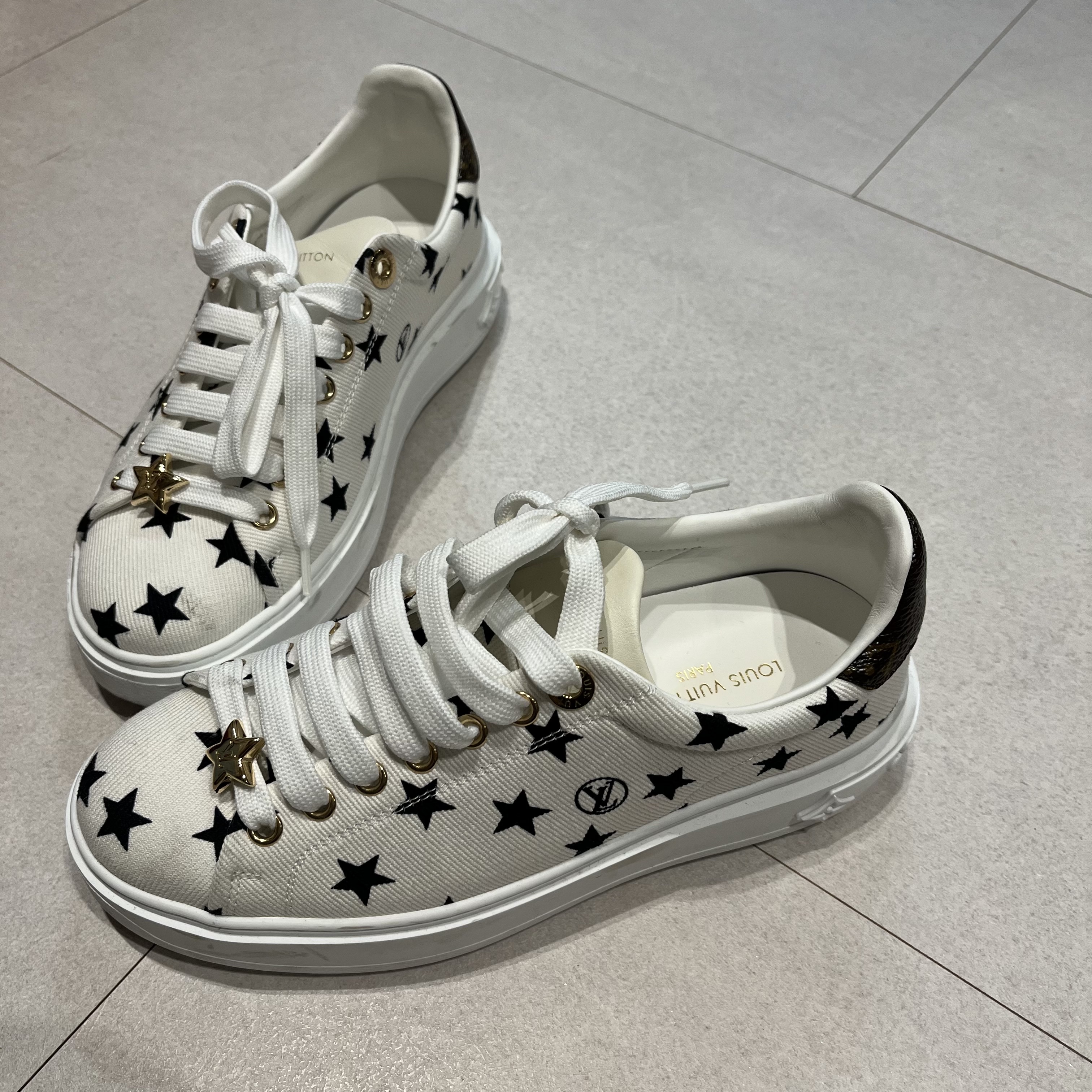 (W) Louis Vuitton Time Out Sneakers Black White 착용 스타일 - 2