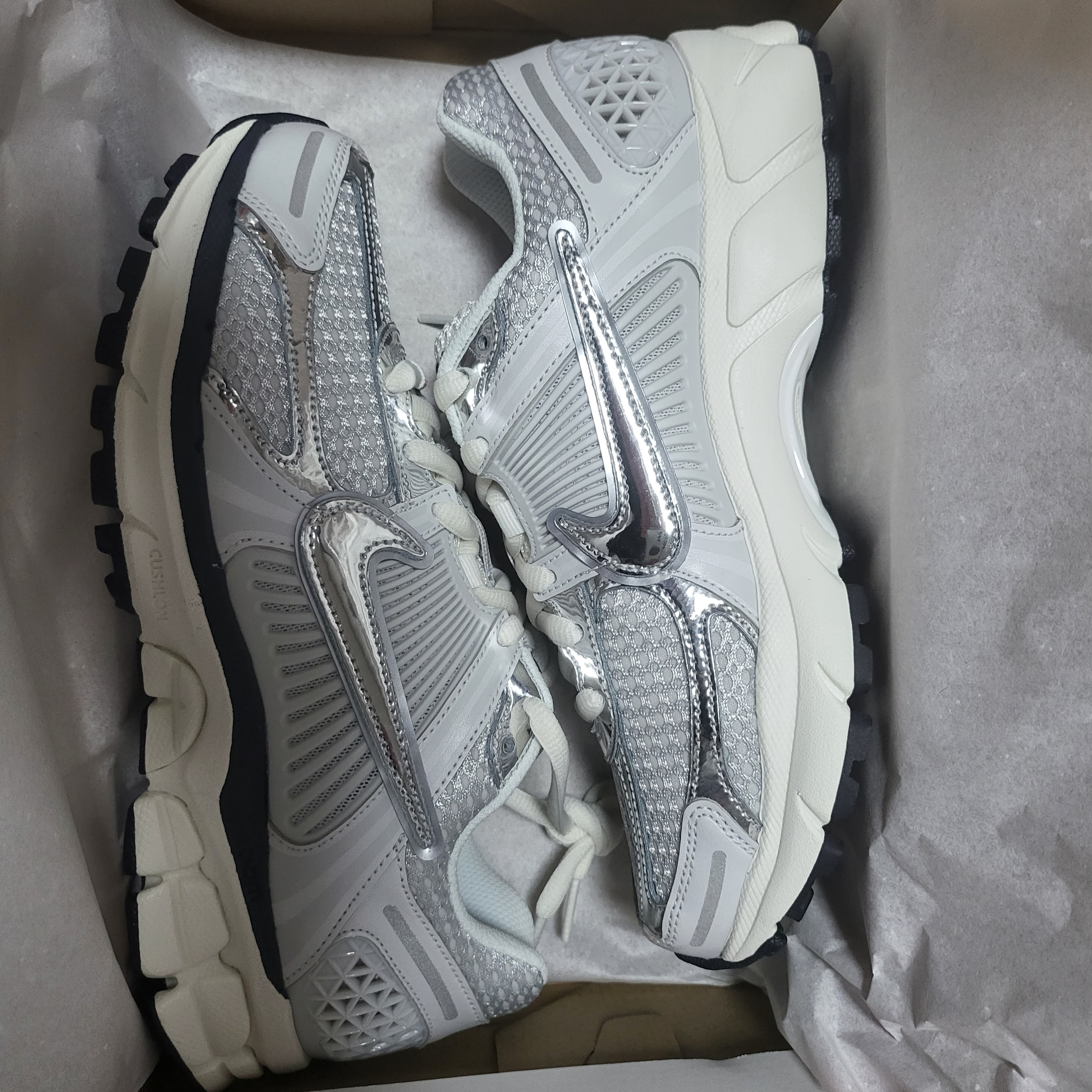 (W) Nike Zoom Vomero 5 Photon Dust and Metallic Silver 착용 스타일
