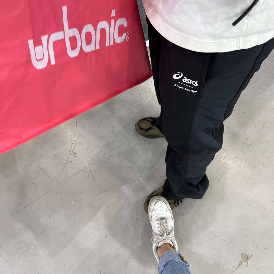 Andersson Bell x Asics Track Pants Black, New Balance x JJJJound 990v3 Brown Black 착용 스타일