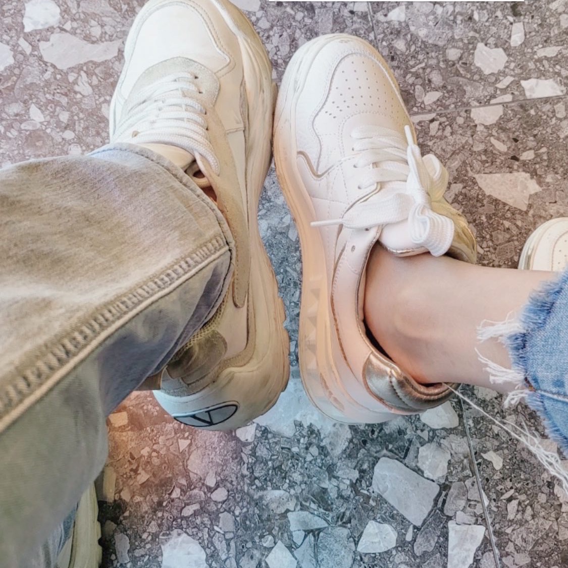 (W) Valentino One Stud Low-Top Nappa Sneakers White Platinum, Valentino Gumboy Calfskin Sneakers White 착용 스타일 - 2