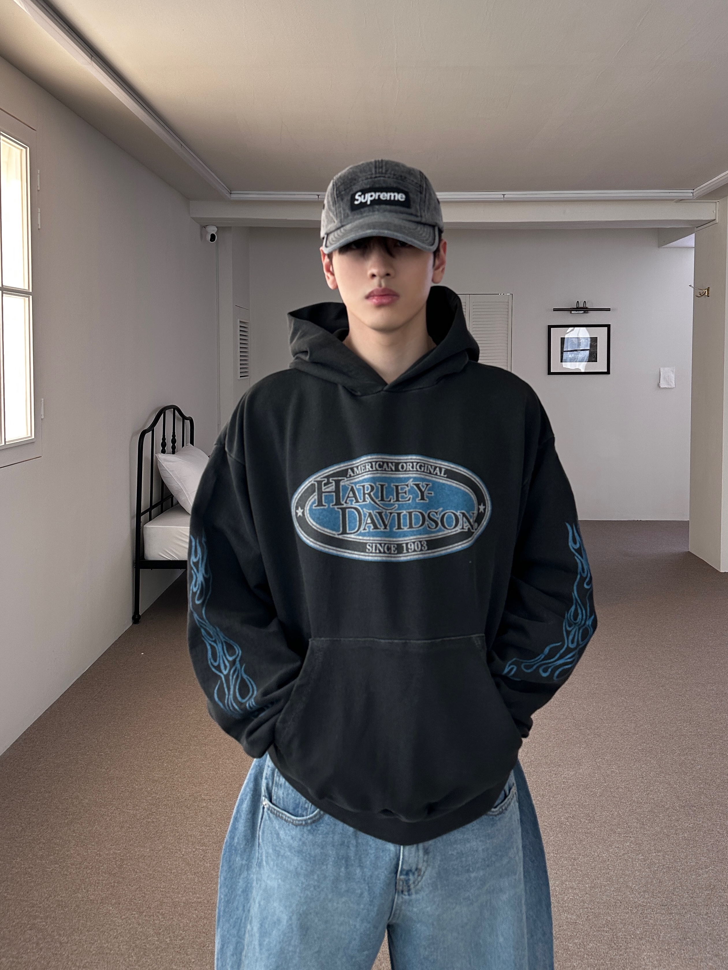 Supreme Denim Camp Cap Washed Black - 22FW, Balenciaga Defender Sneakers Beige 착용 스타일 - 3