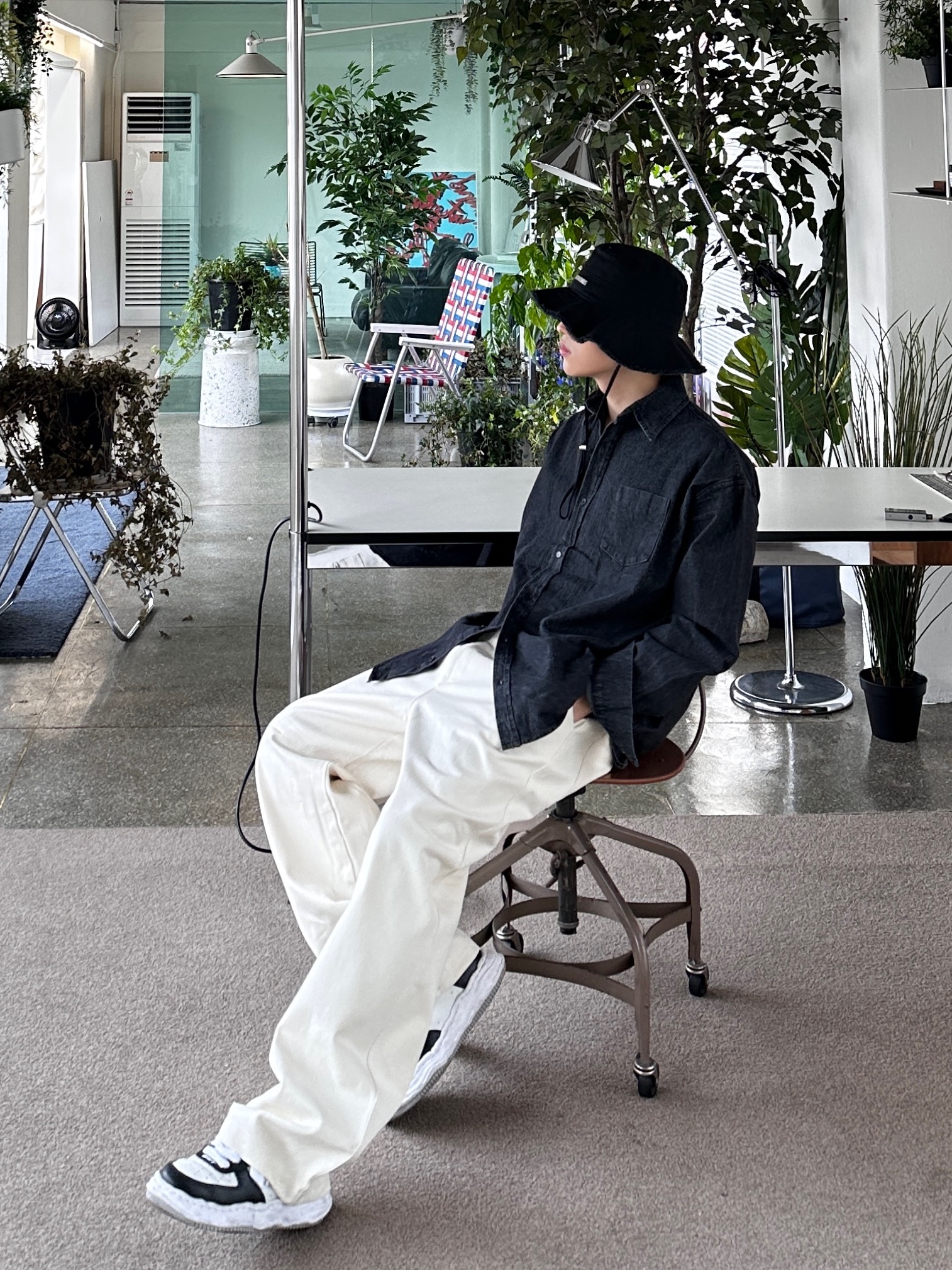 Jacquemus Le Bob Artichaut Bucket Hat Black, Maison Mihara Yasuhiro Wayne OG Sole Leather Low-top Sneakers Black White 착용 스타일 - 4