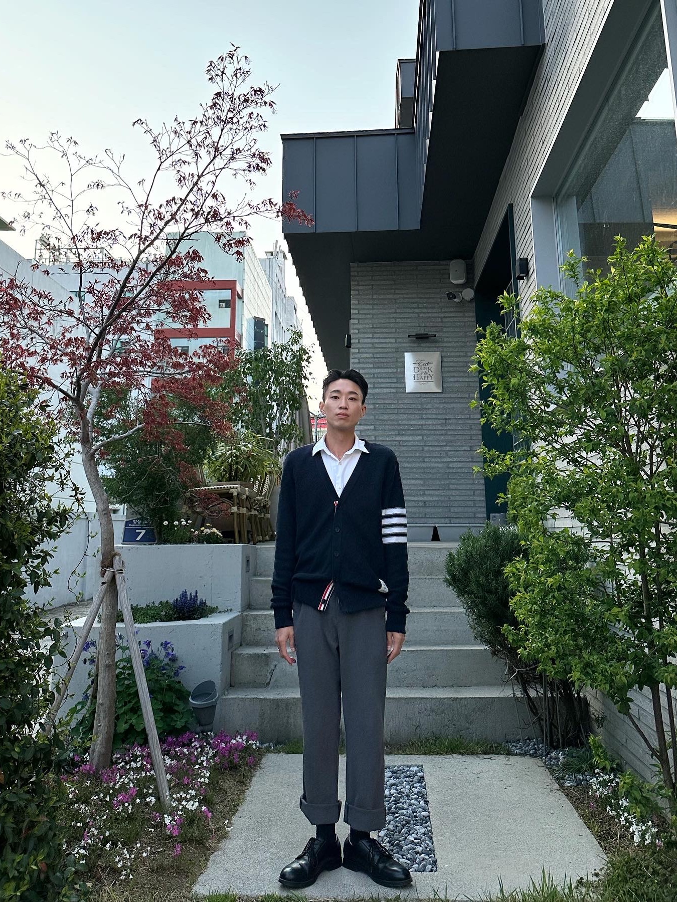 Thom Browne Open Raschel Stitch 4-Bar V-Neck Cardigan Navy 착용 스타일 - 2