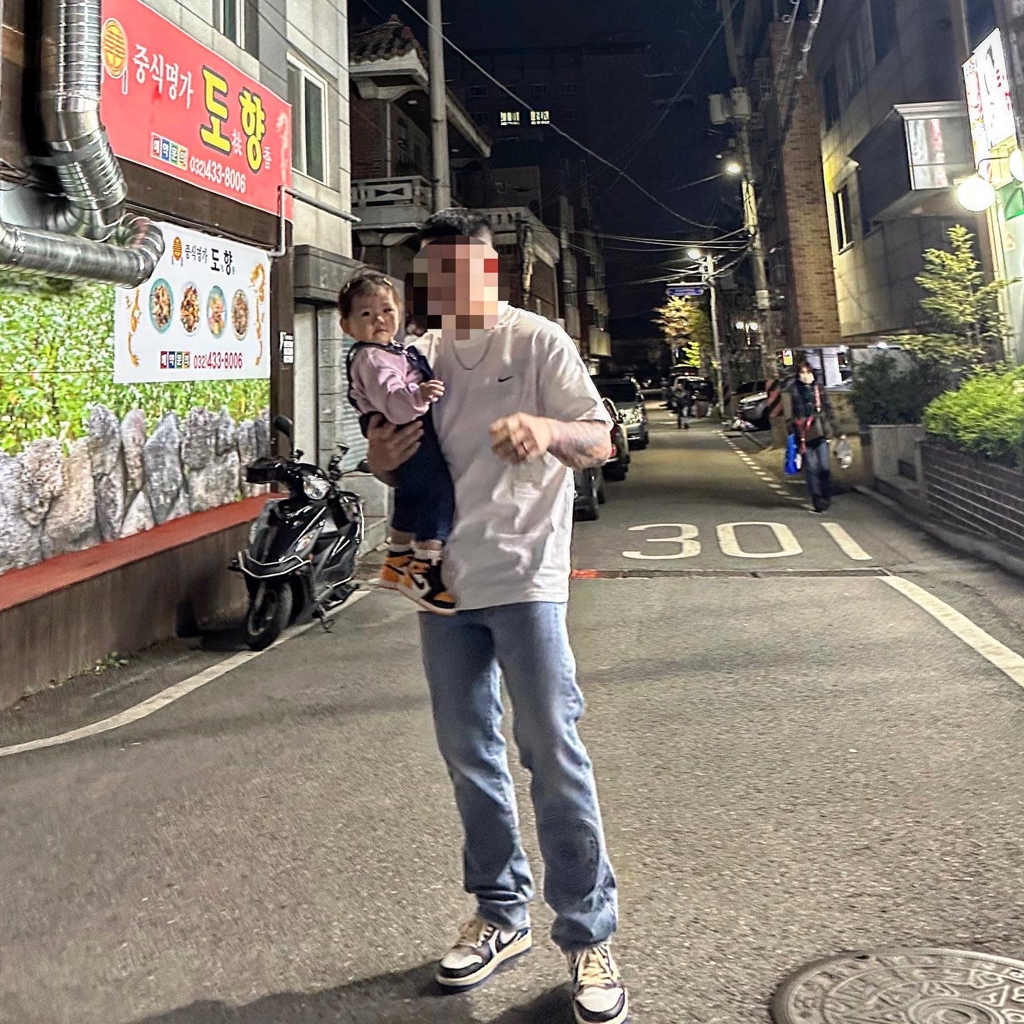 Jordan 1 x Travis Scott x Fragment Retro Low OG SP Military Blue, Stussy x Levi's Embossed 501 Jean Indigo 착용 스타일 - 1