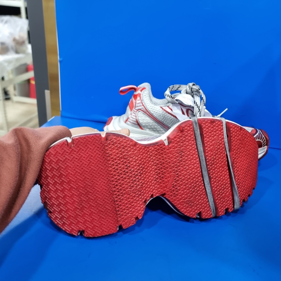 Balenciaga 3XL Sneakers White Red 착용 스타일 - 2