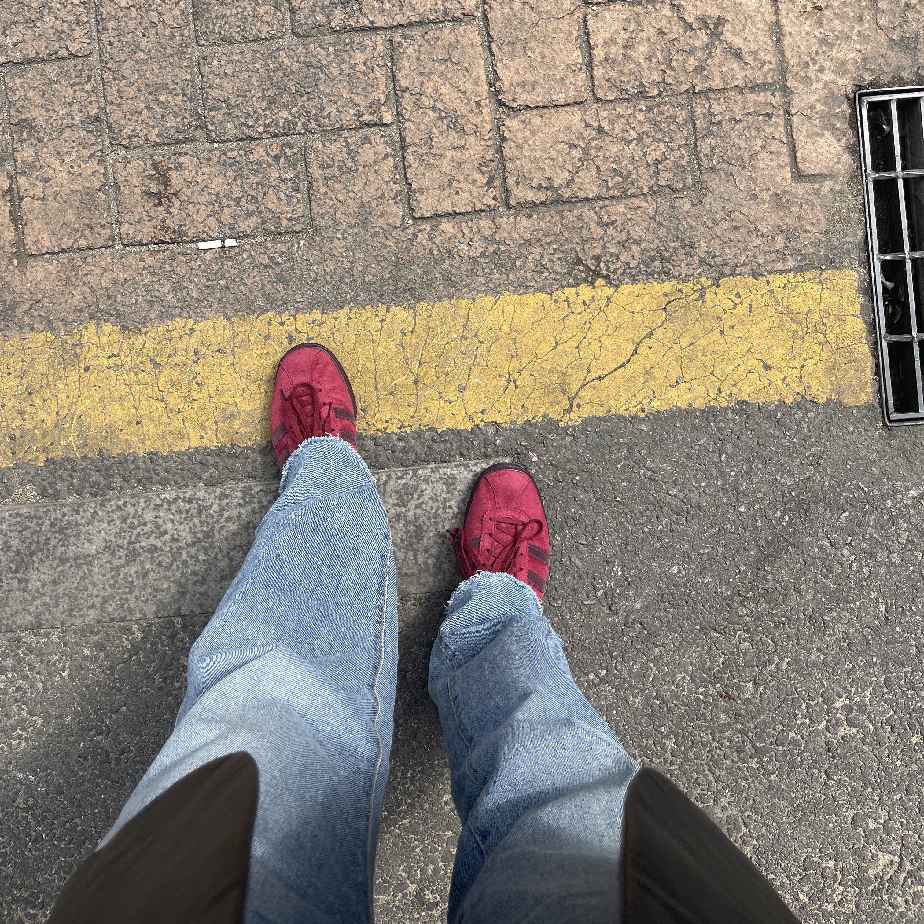 Adidas Tobacco Gruen Collegiate Burgundy 착용 스타일