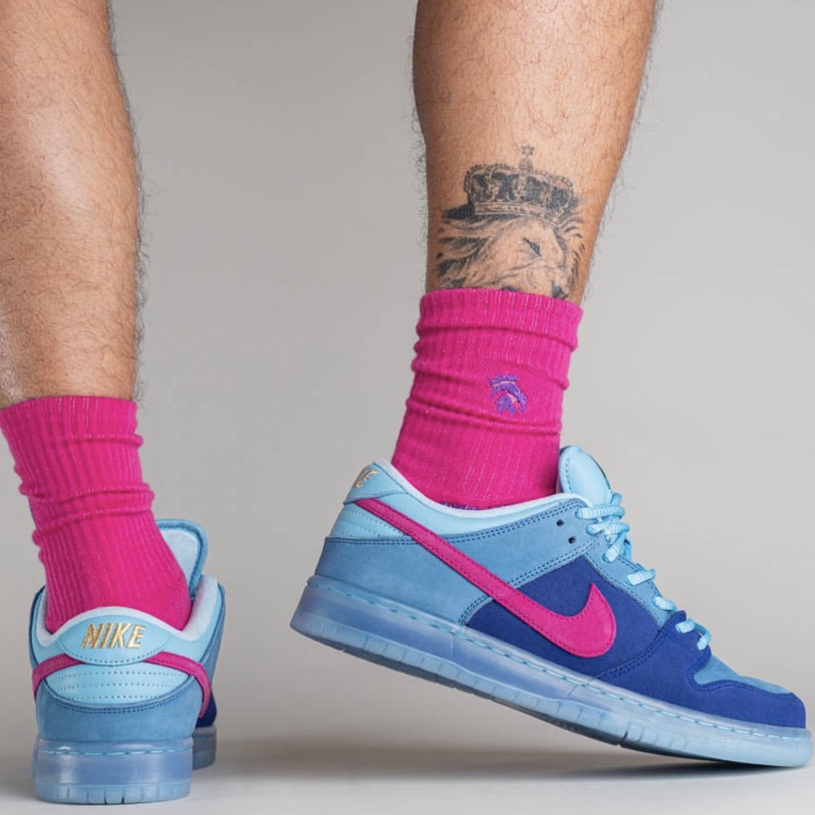 Nike x Run The Jewels SB Dunk Low Deep Royal Blue and Active Pink 착용 스타일 - 4