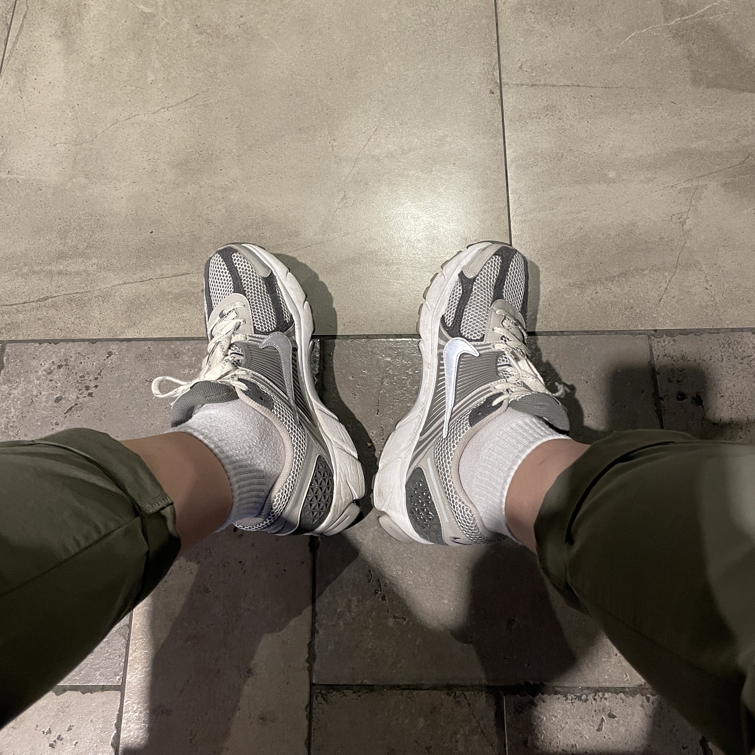 Nike Zoom Vomero 5 PRM Light Iron Ore and Flat Fewter 착용 스타일