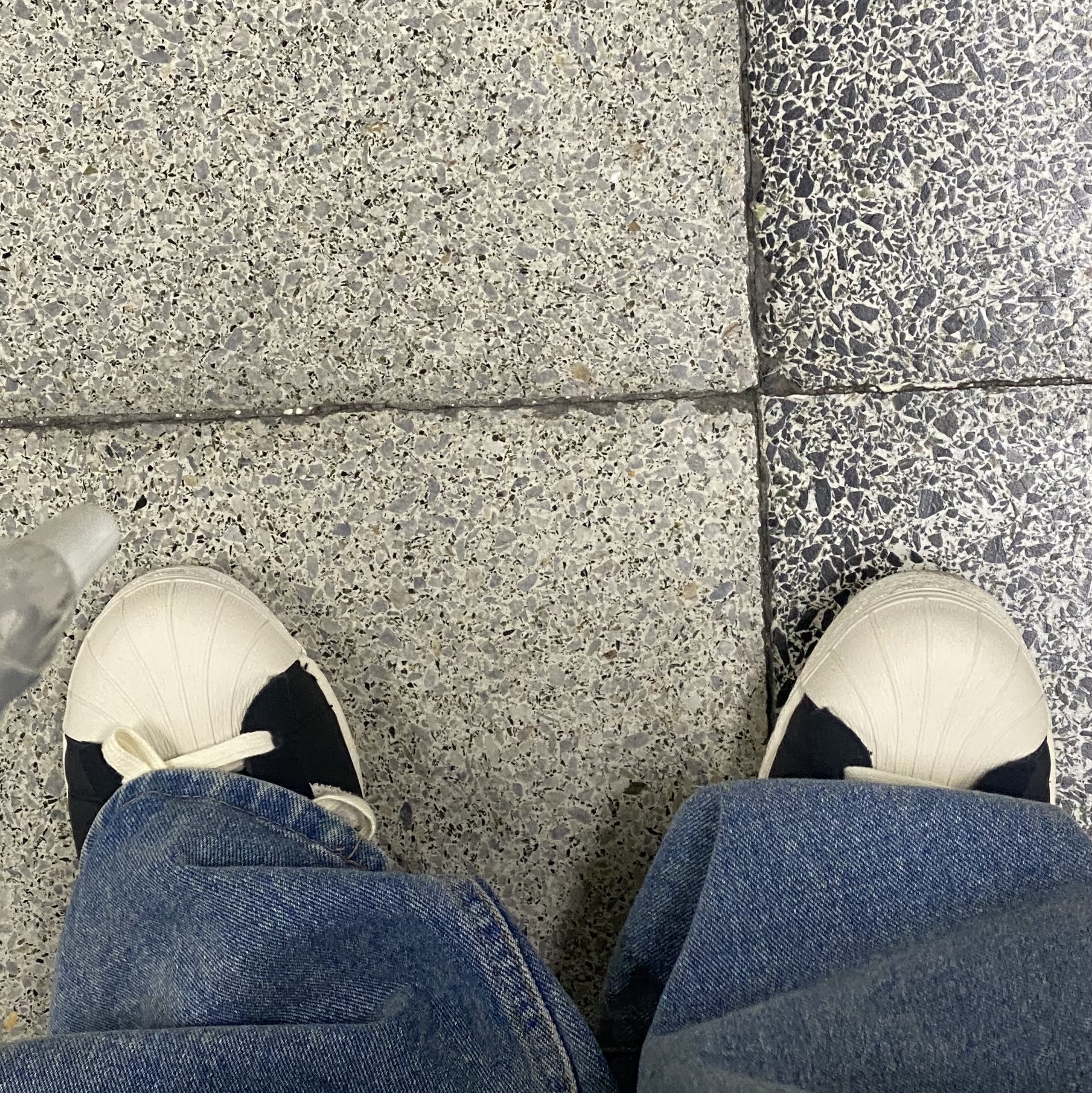 Adidas Superstar 82 Black White 착용 스타일