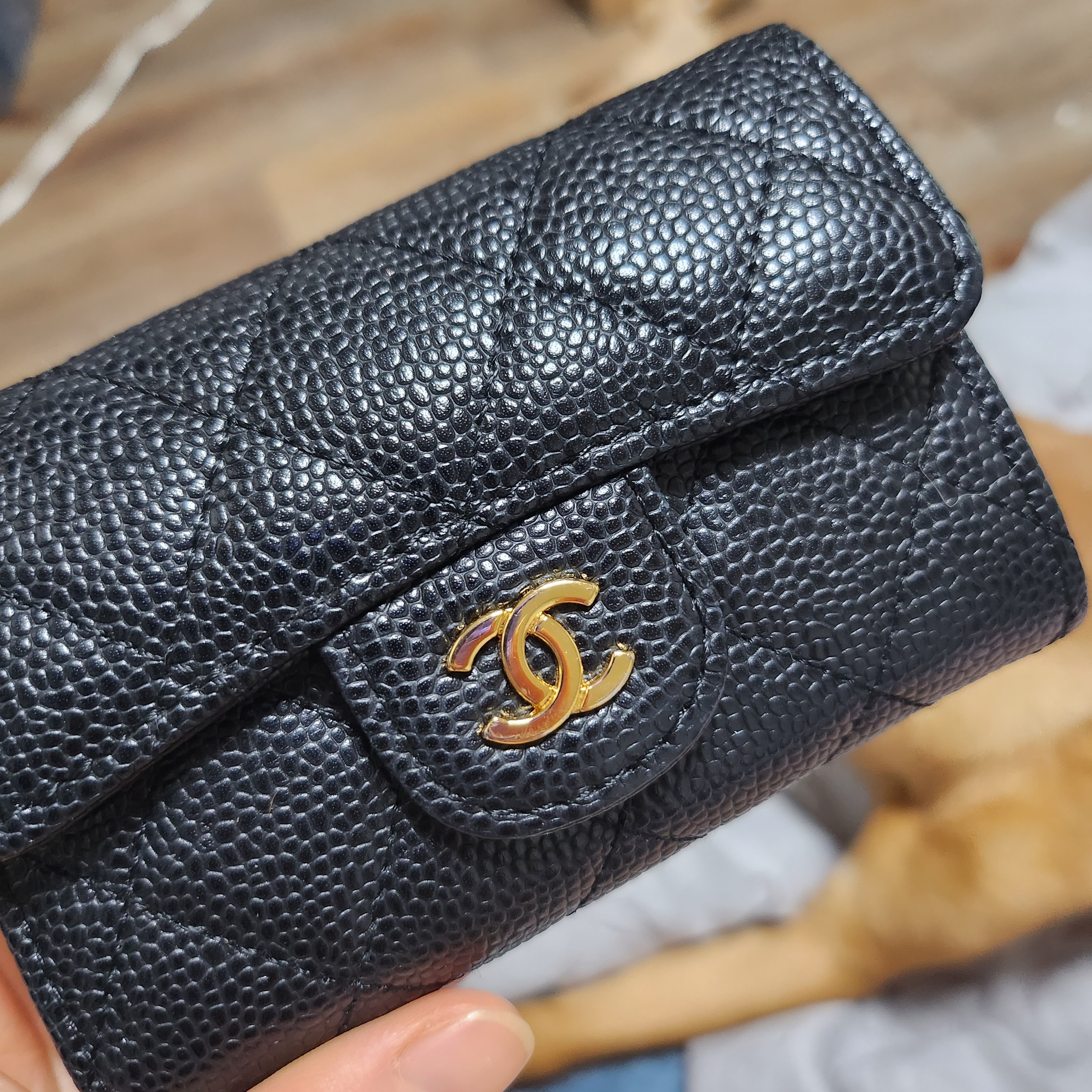 Chanel Classic Card Holder Grained Calfskin & Gold Black 착용 스타일