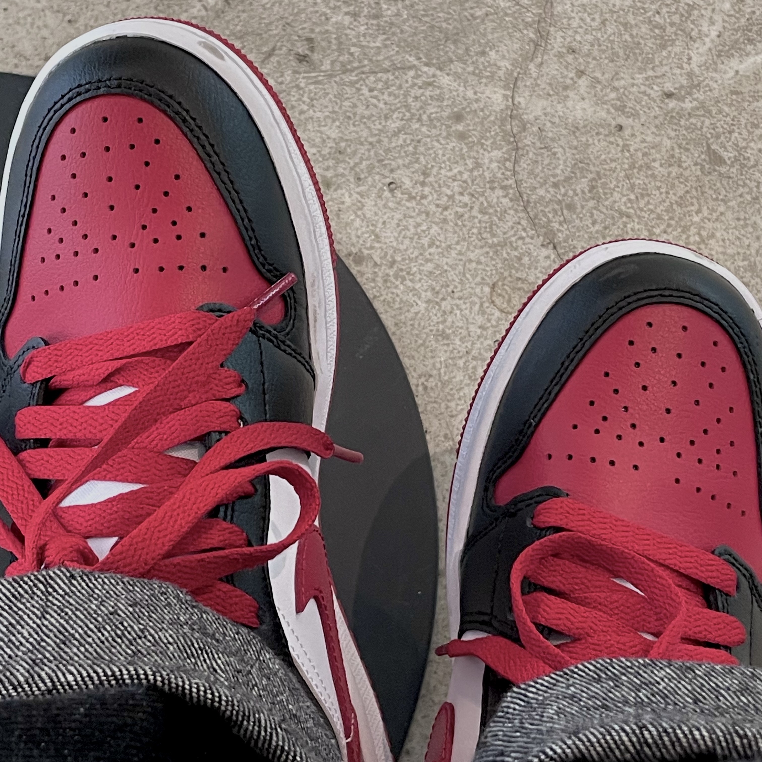 (W) Jordan 1 Mid Black and Gym Red 착용 스타일 - 2