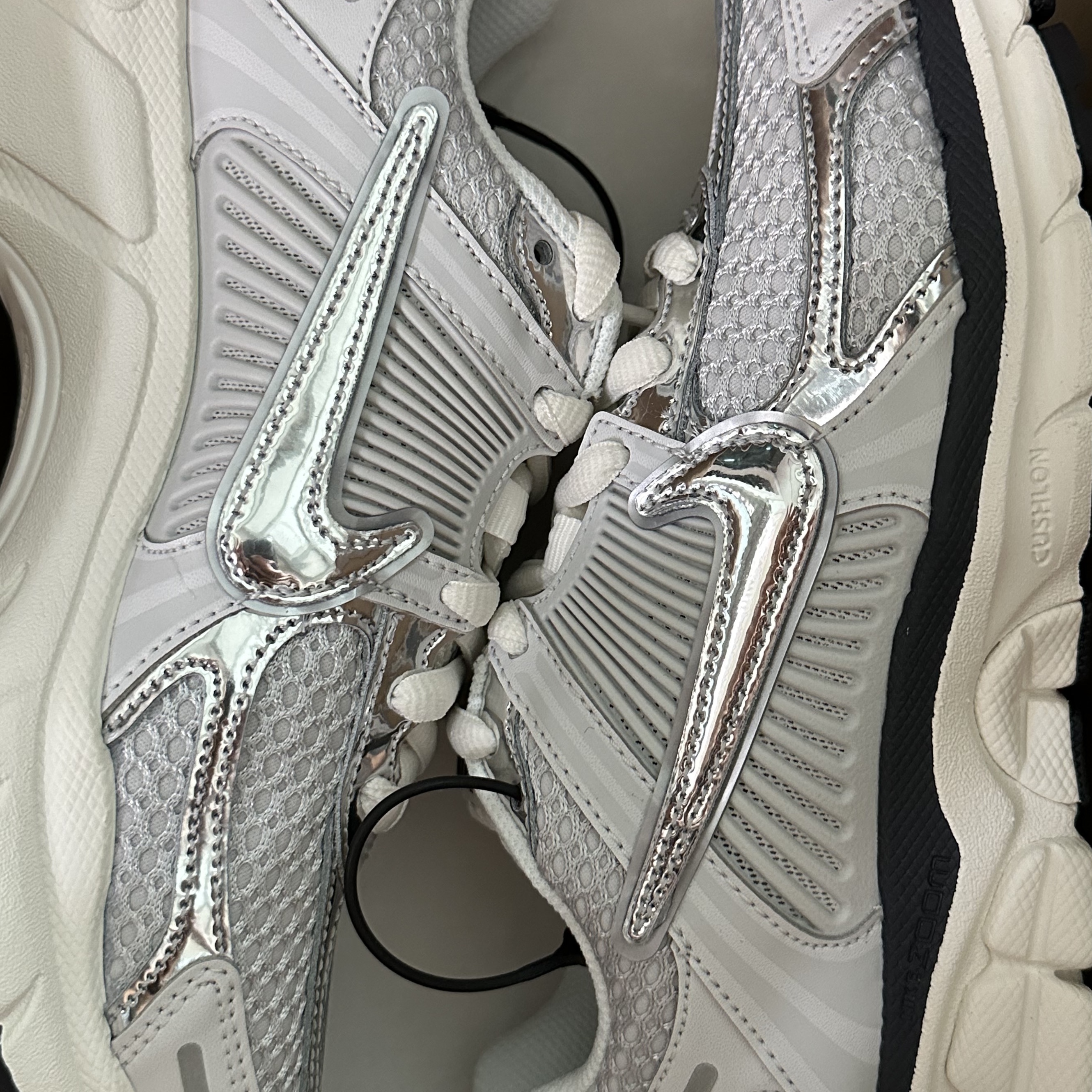(W) Nike Zoom Vomero 5 Photon Dust and Metallic Silver 착용 스타일