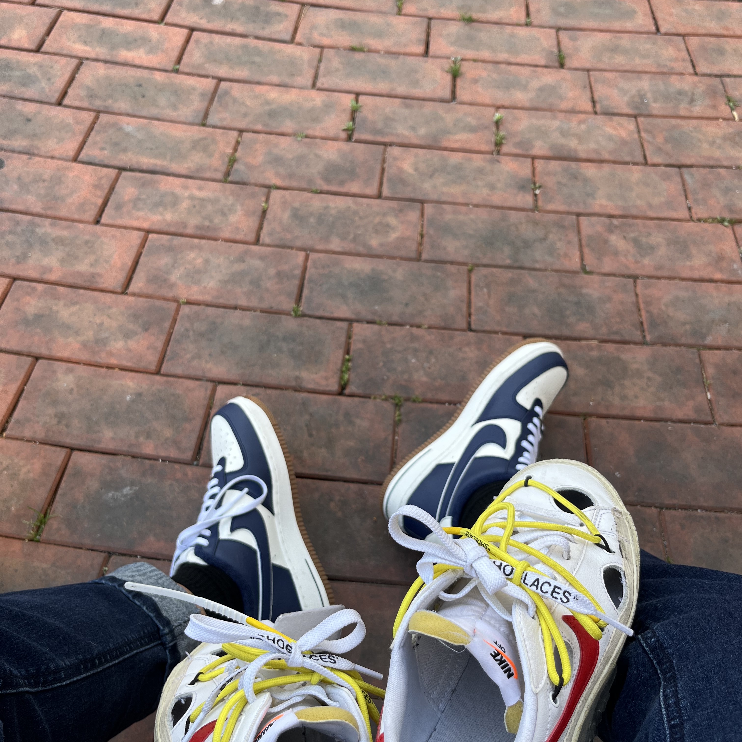 Nike Air Force 1 '07 LV8 Midnight Navy, Nike x Off-White Blazer Low '77 White and University Red 착용 스타일