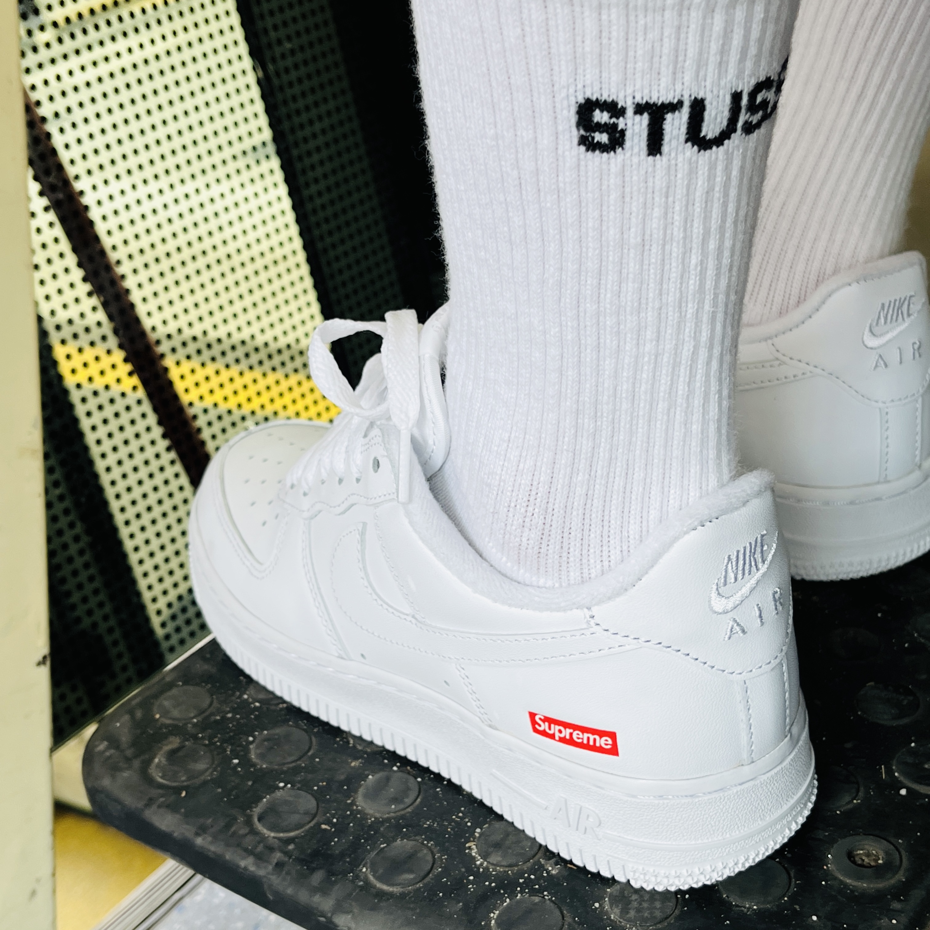 Nike x Supreme Air Force 1 Low White, Nike x Stussy NRG Fleece Crewneck Dark Grey Heather (DO9337-063) 착용 스타일 - 3