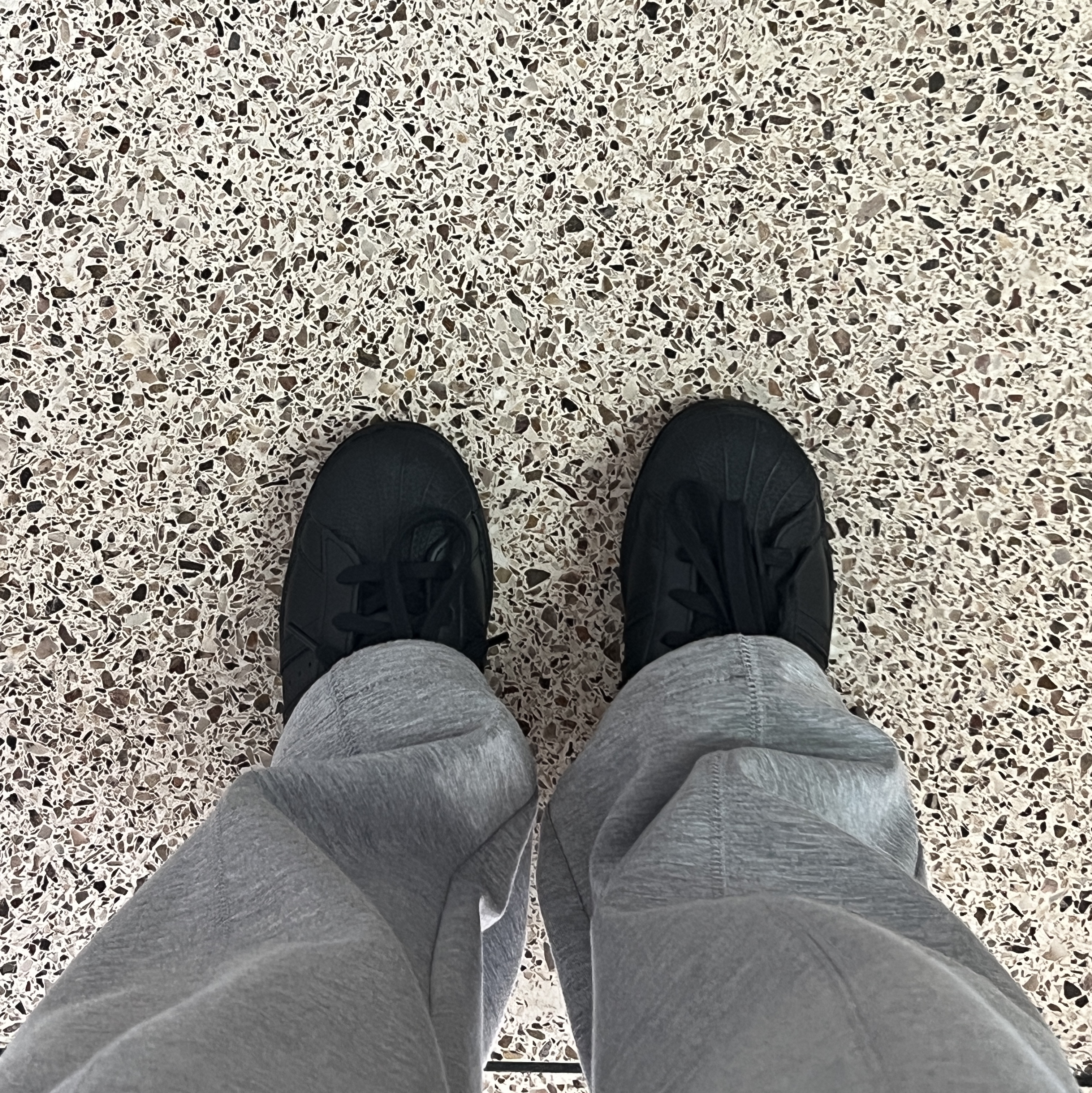 Adidas Superstar Triple Black 착용 스타일 - 2