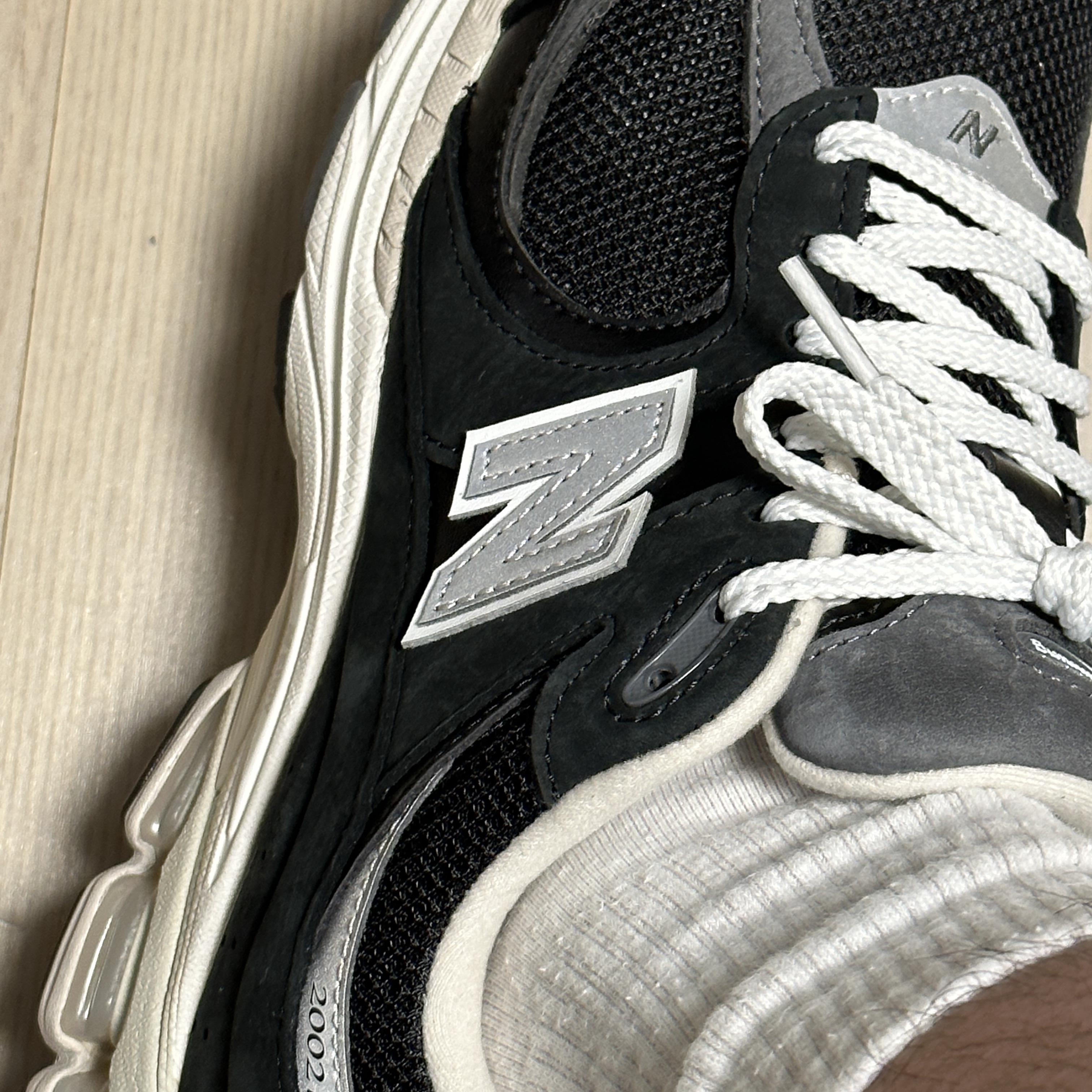 New Balance 2002R Premium Vintage Black 착용 스타일 - 4