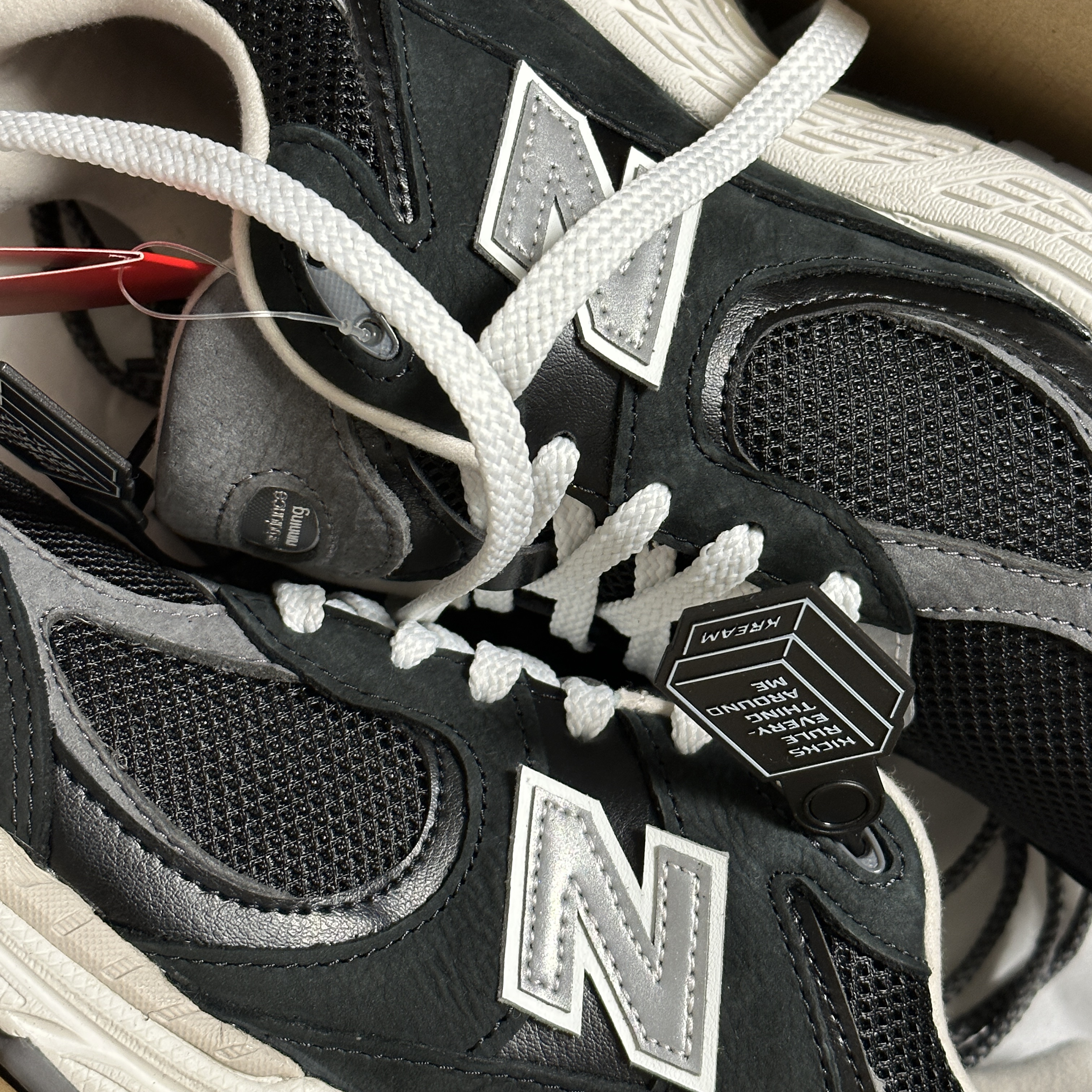 New Balance 2002R Premium Vintage Black 착용 스타일 - 1