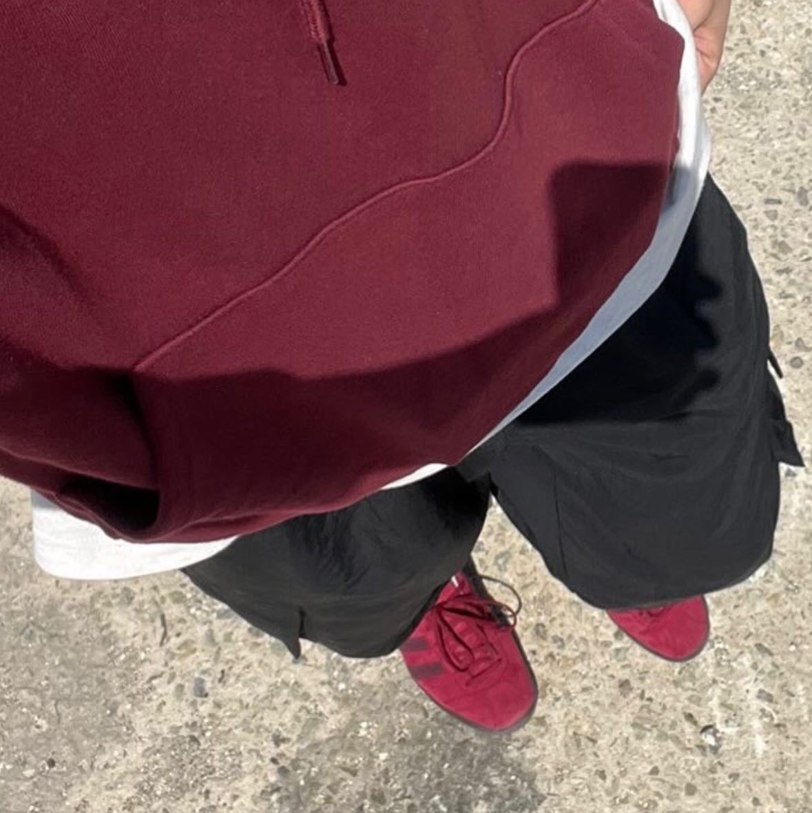 Adidas Tobacco Gruen Collegiate Burgundy 착용 스타일 - 1