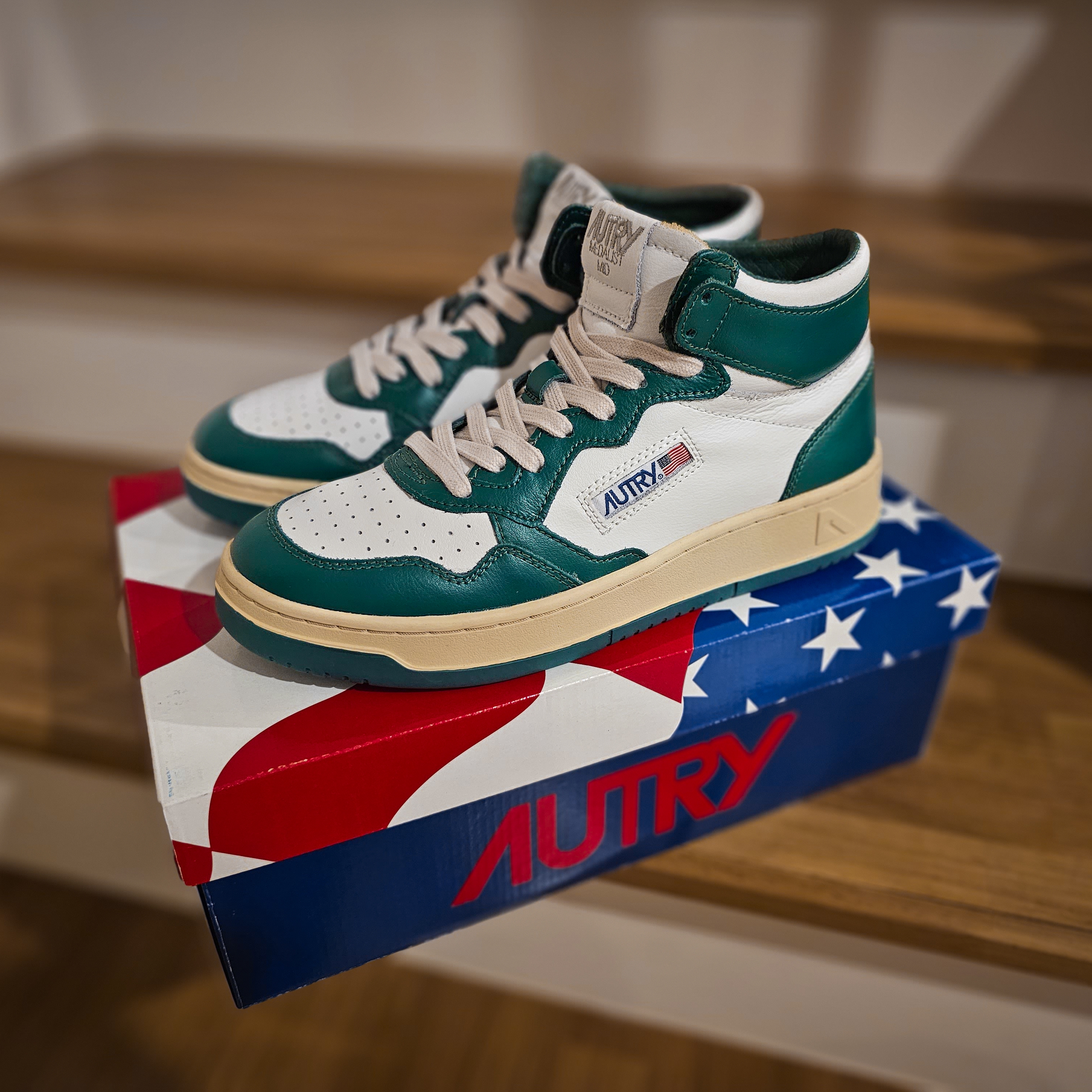 Autry Medalist Mid Leather Sneakers Green White 착용 스타일