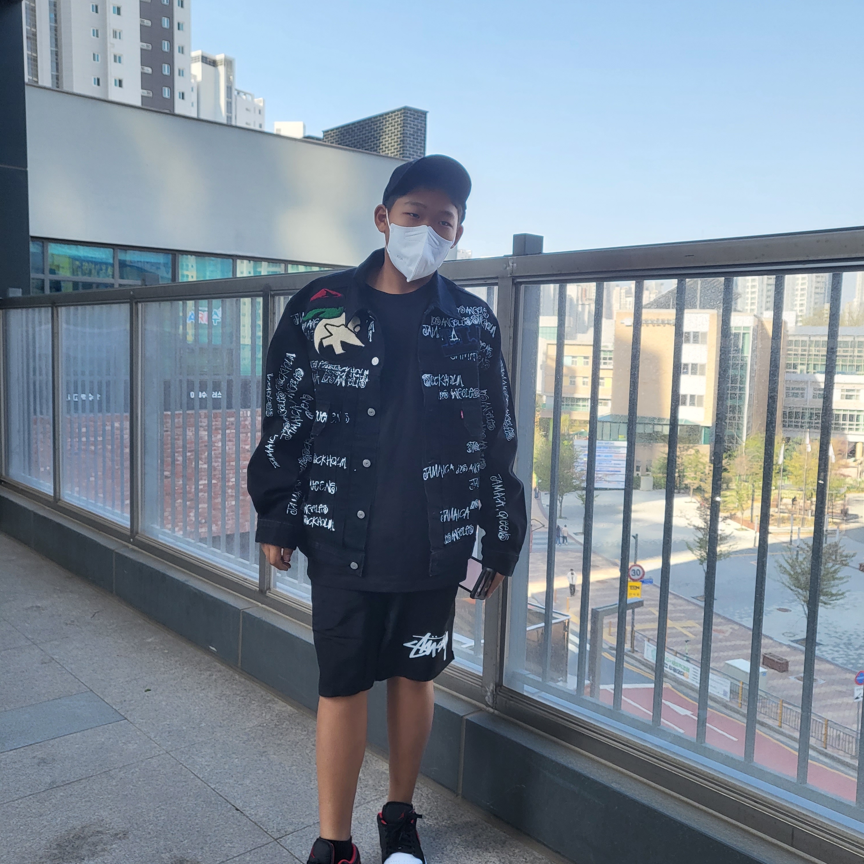 Stussy x Our Legacy x Denim Tears TTL Denim Jacket Black, Stussy Big Stock Water Shorts Black 착용 스타일 - 3