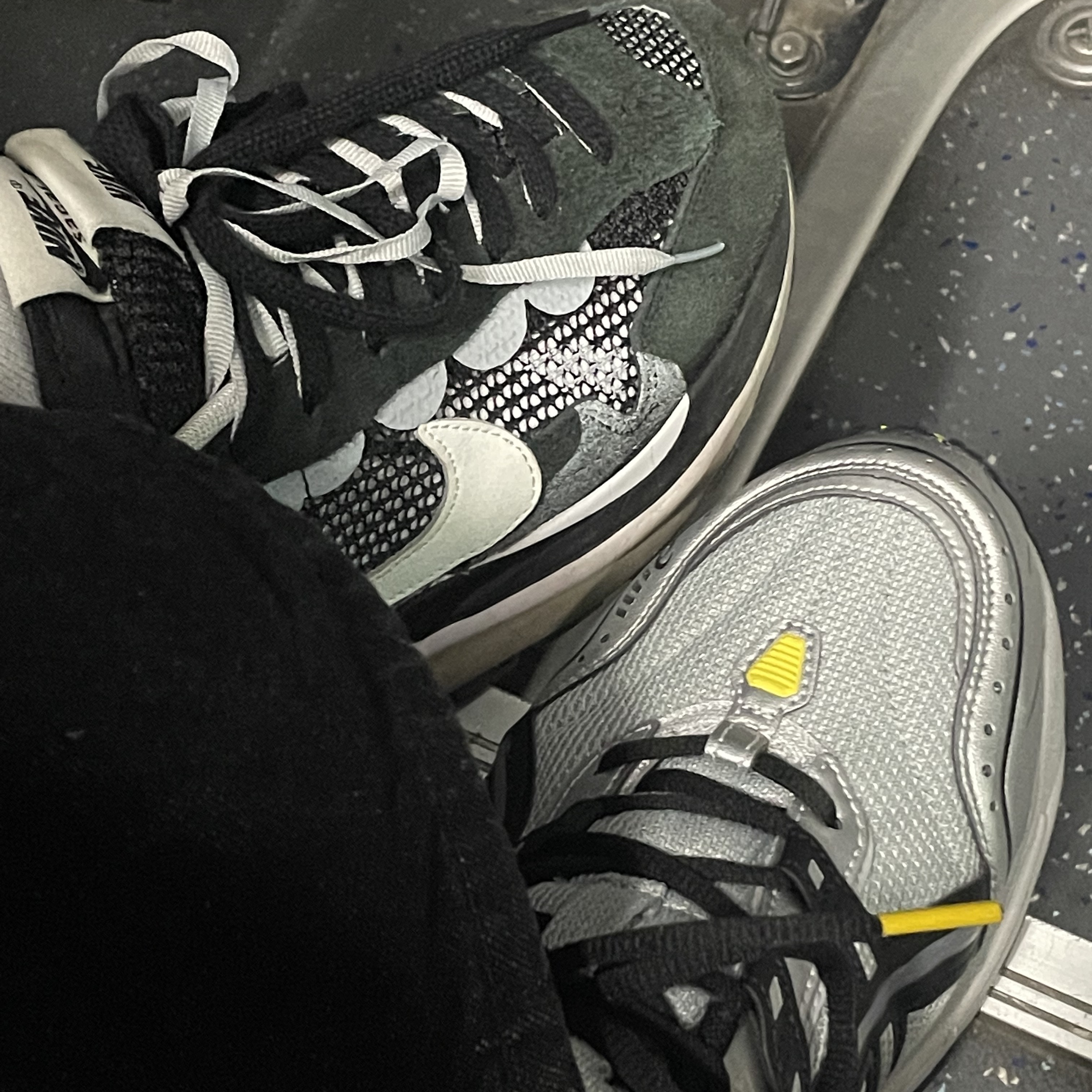 Asics Gel-1090 Mid Grey Black, Nike x Sacai VaporWaffle Black White 착용 스타일
