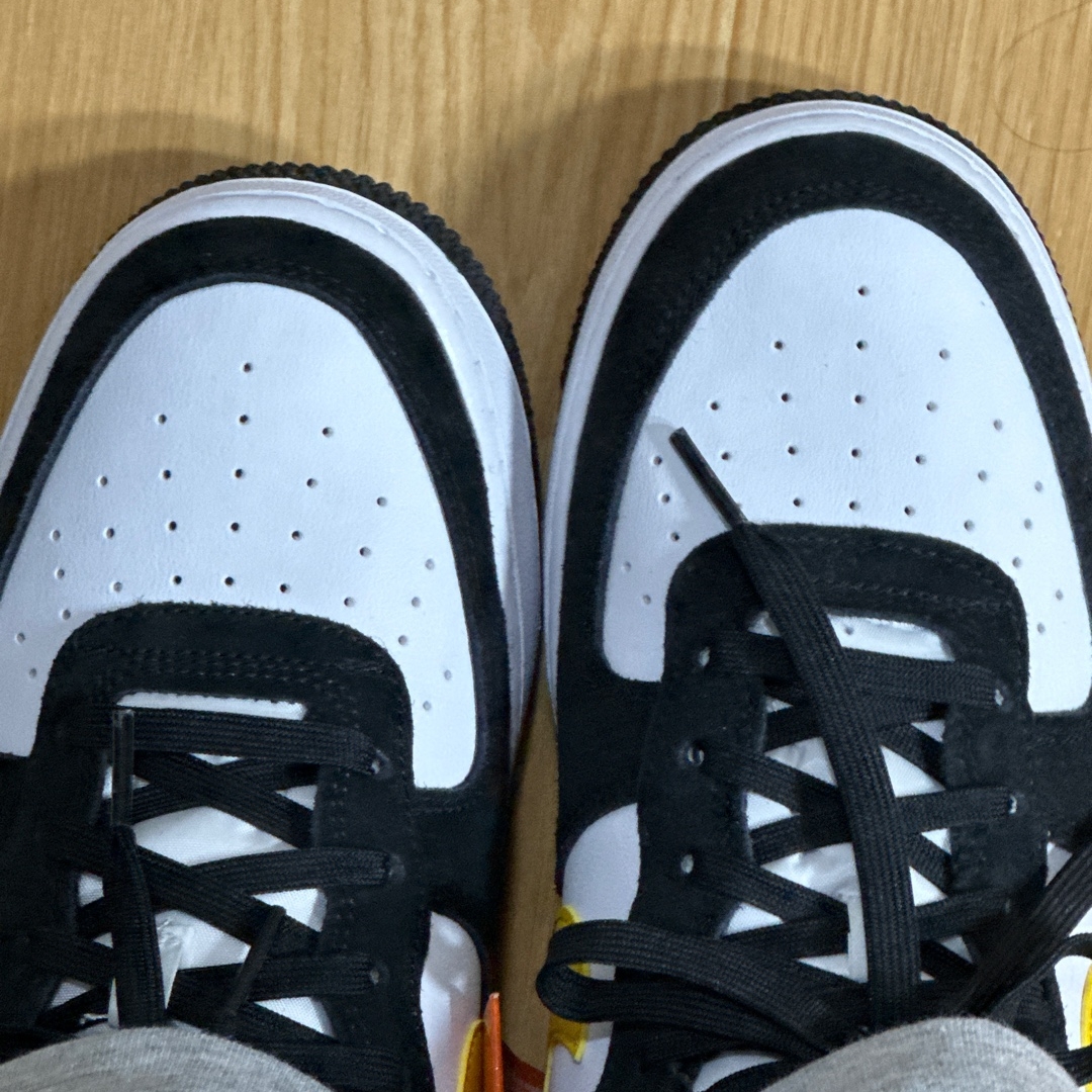 (GS) Nike Air Force 1 LV8 Athletic Club Black Dark Sulfur 착용 스타일 - 2