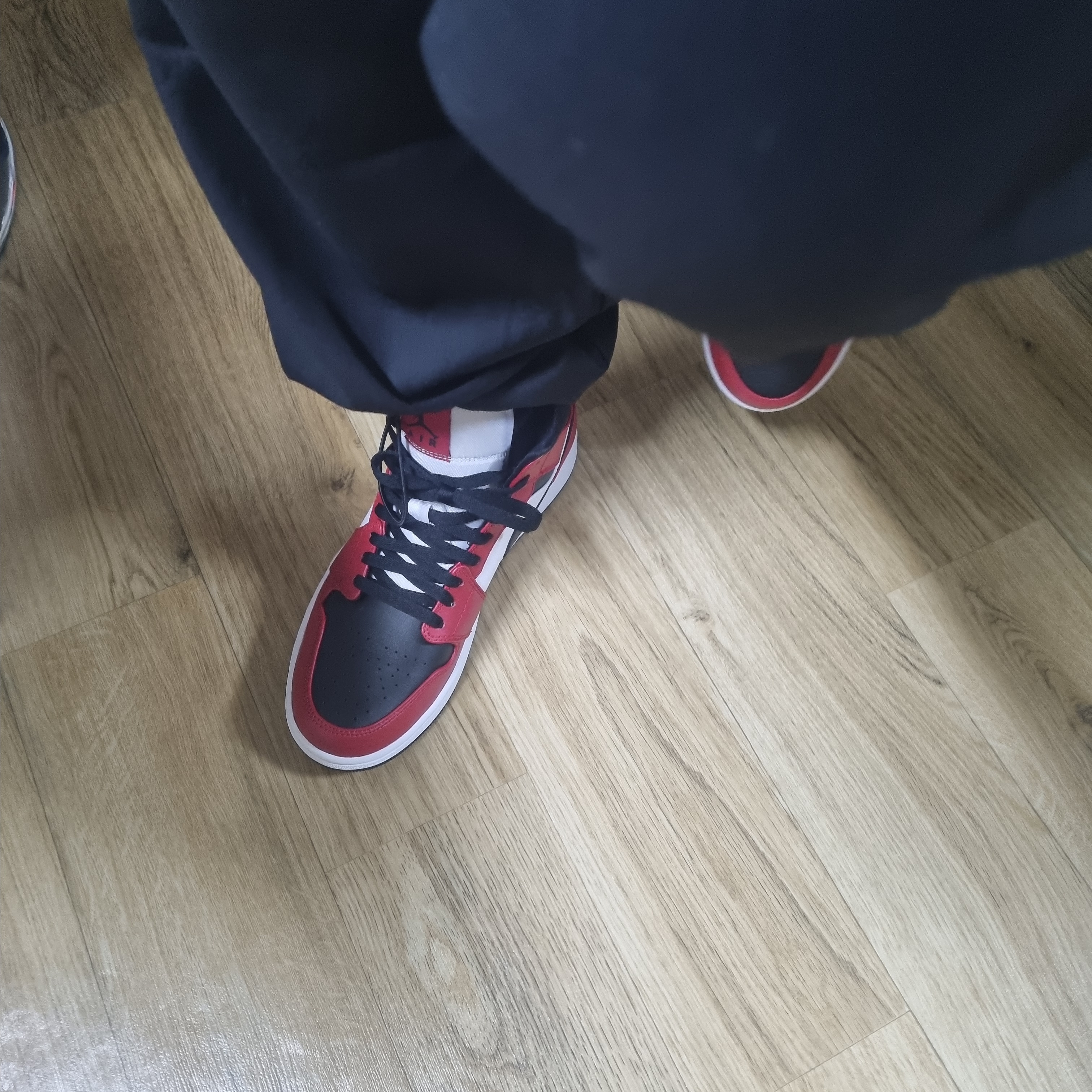 Jordan 1 Mid Chicago Black Toe 착용 스타일 - 2