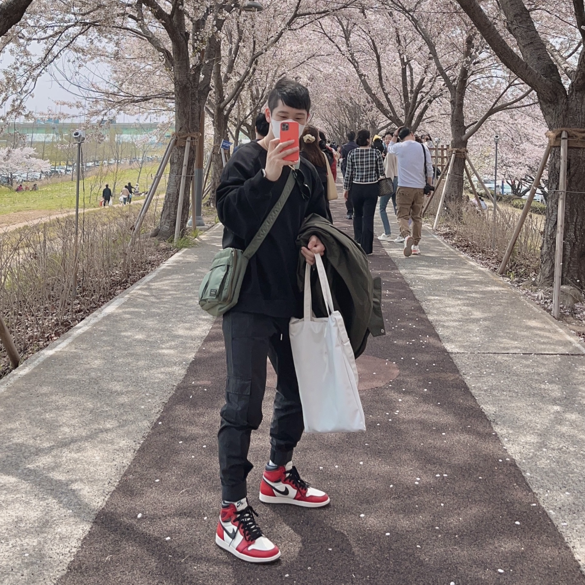 Porter Tanker Shoulder Bag L Sage Green 착용 스타일