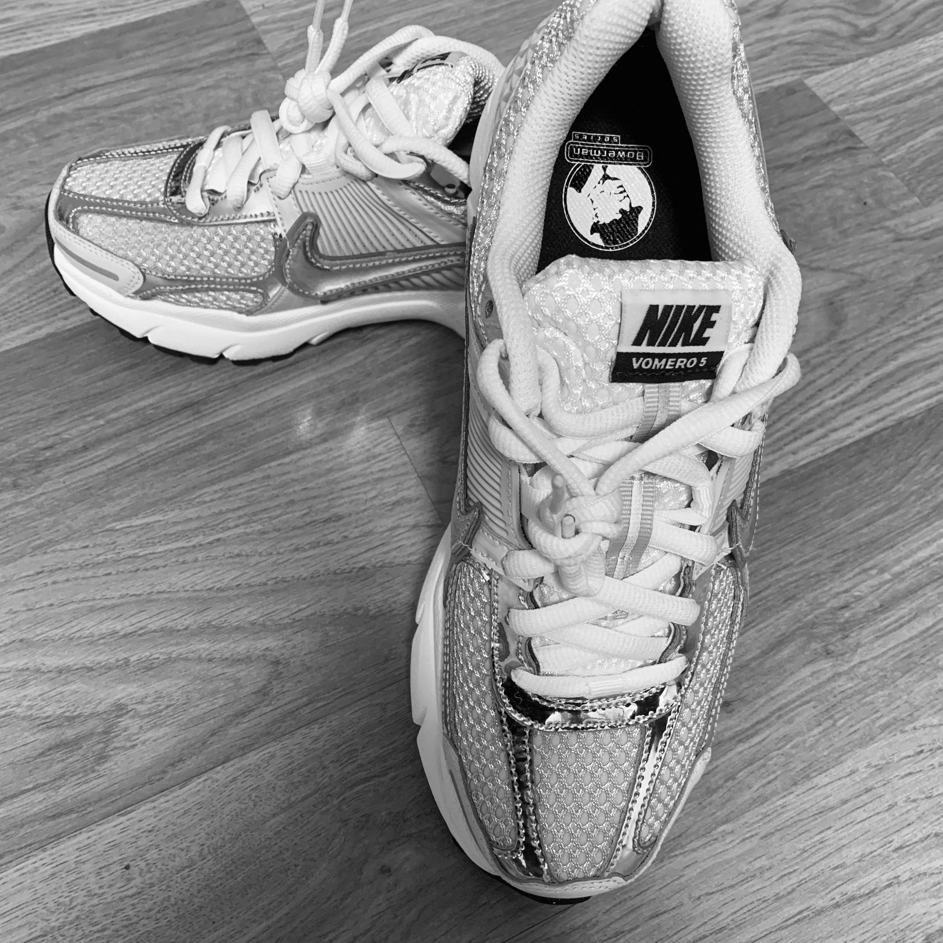 (W) Nike Zoom Vomero 5 Photon Dust and Metallic Silver 착용 스타일